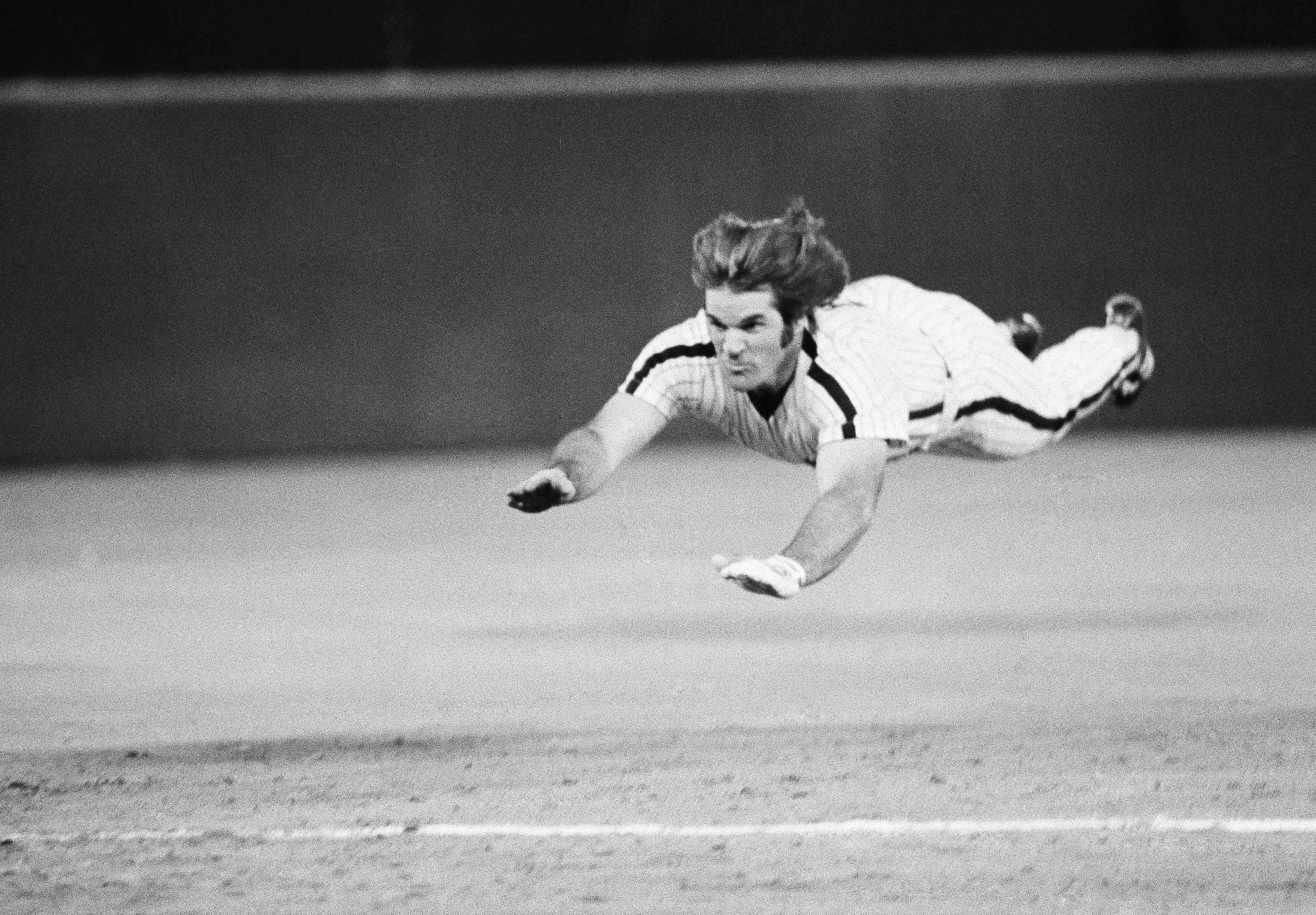 Pete Rose, líder de hits en la historia de MLB, fue suspendido de por vida por apuestas. Tras su muerte ha sido readmitido al béisbol para poder ser candidato al Salón de la Fama.