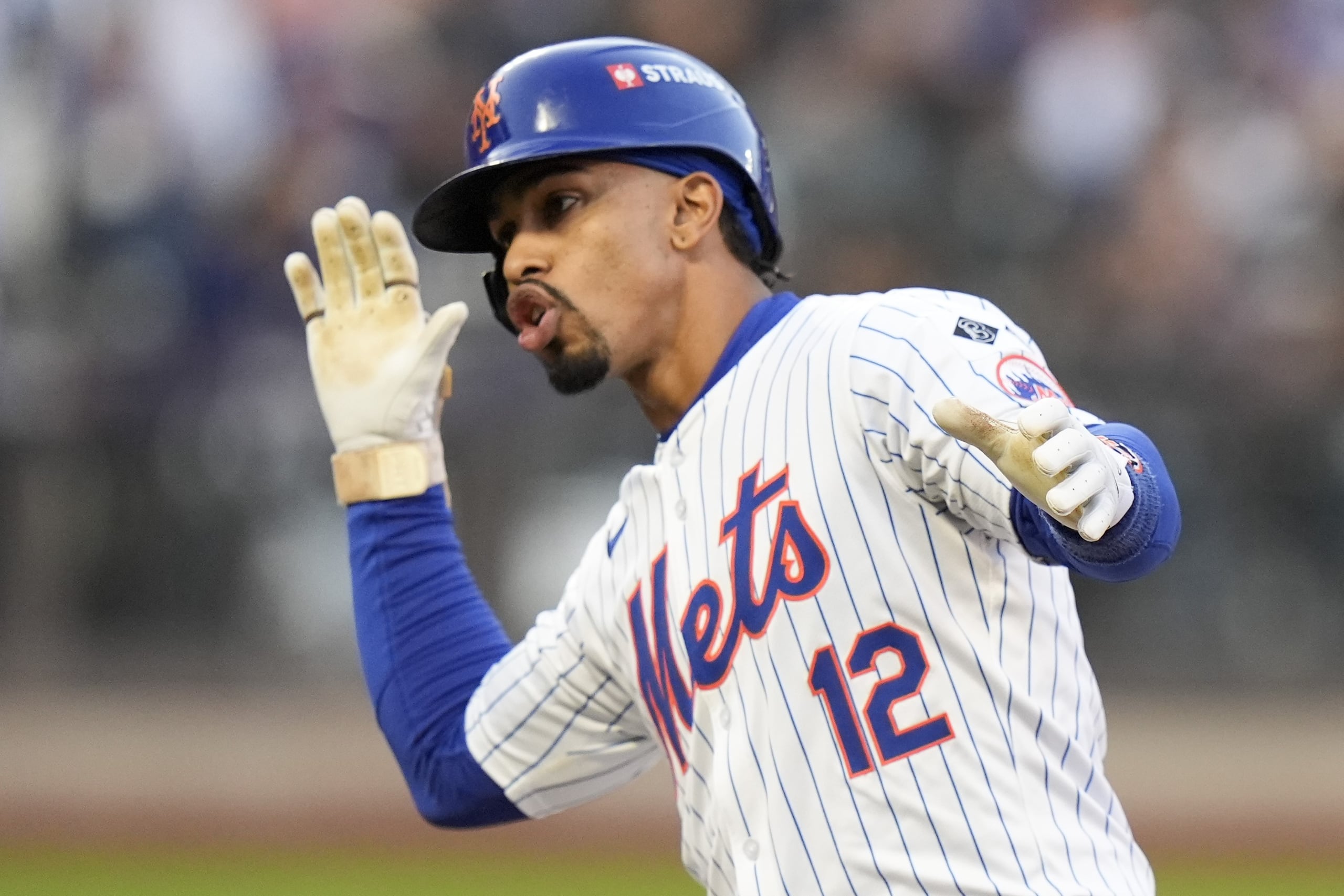 Francisco Lindor, de los Mets de Nueva York, luego de conectar un sencillo ante los Dodgers de Los Ángeles durante el primer inning del quinto juego de la Serie de Campeonato de la Liga Nacional.