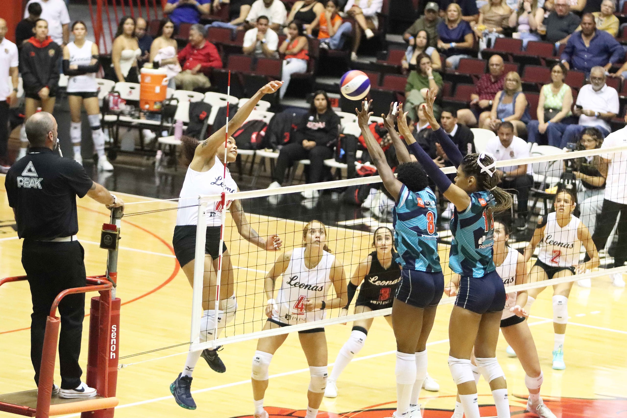 Sherridan Atkinson, de las Leonas de Ponce, ataca alto contra el bloqueo de las Criollas en el juego de domingo en Ponce.
