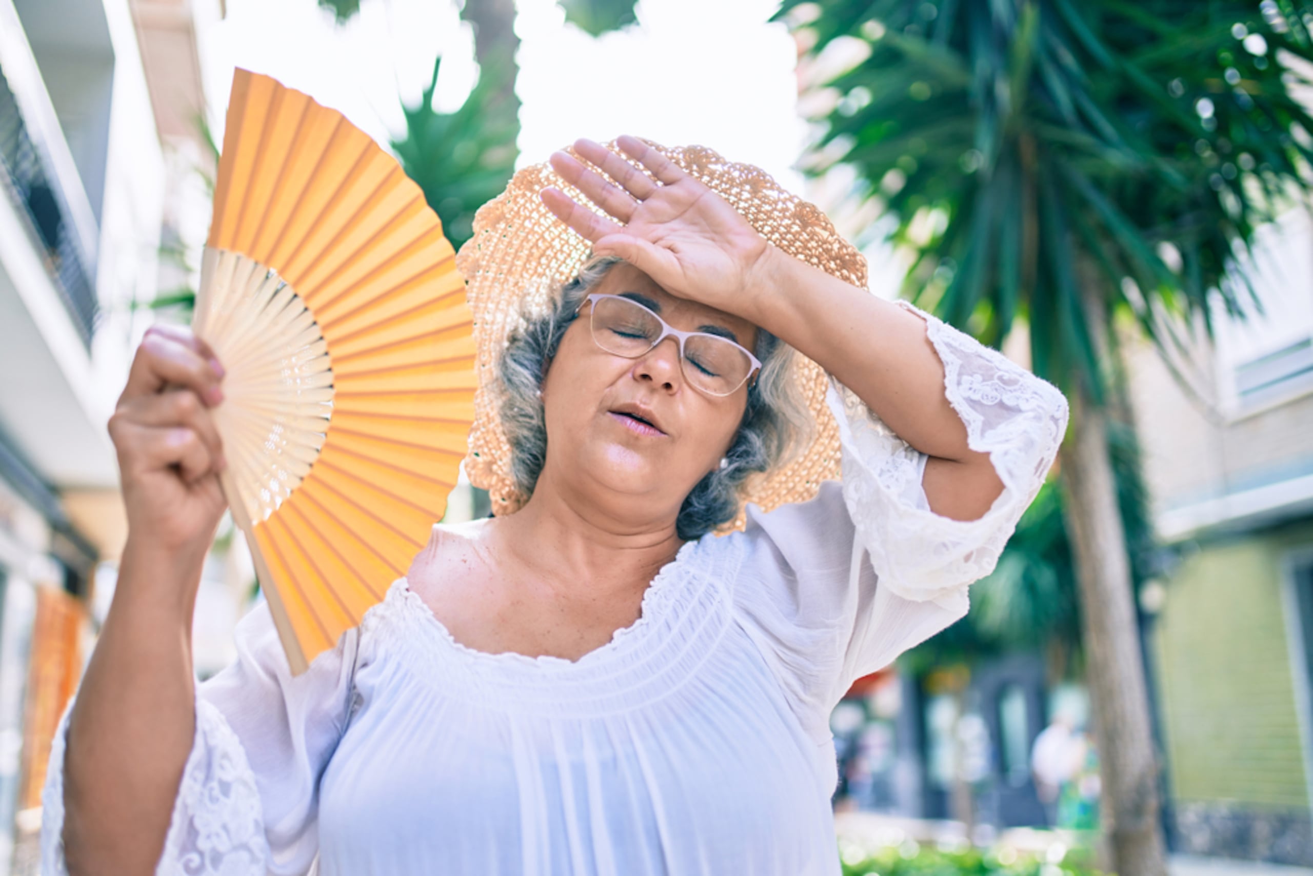 El calor puede empeorar enfermedades como la hipertensión arterial y la dermatitis crónica, sobre todo las personas mayores, porque son más débiles físicamente y su metabolismo es más lento.