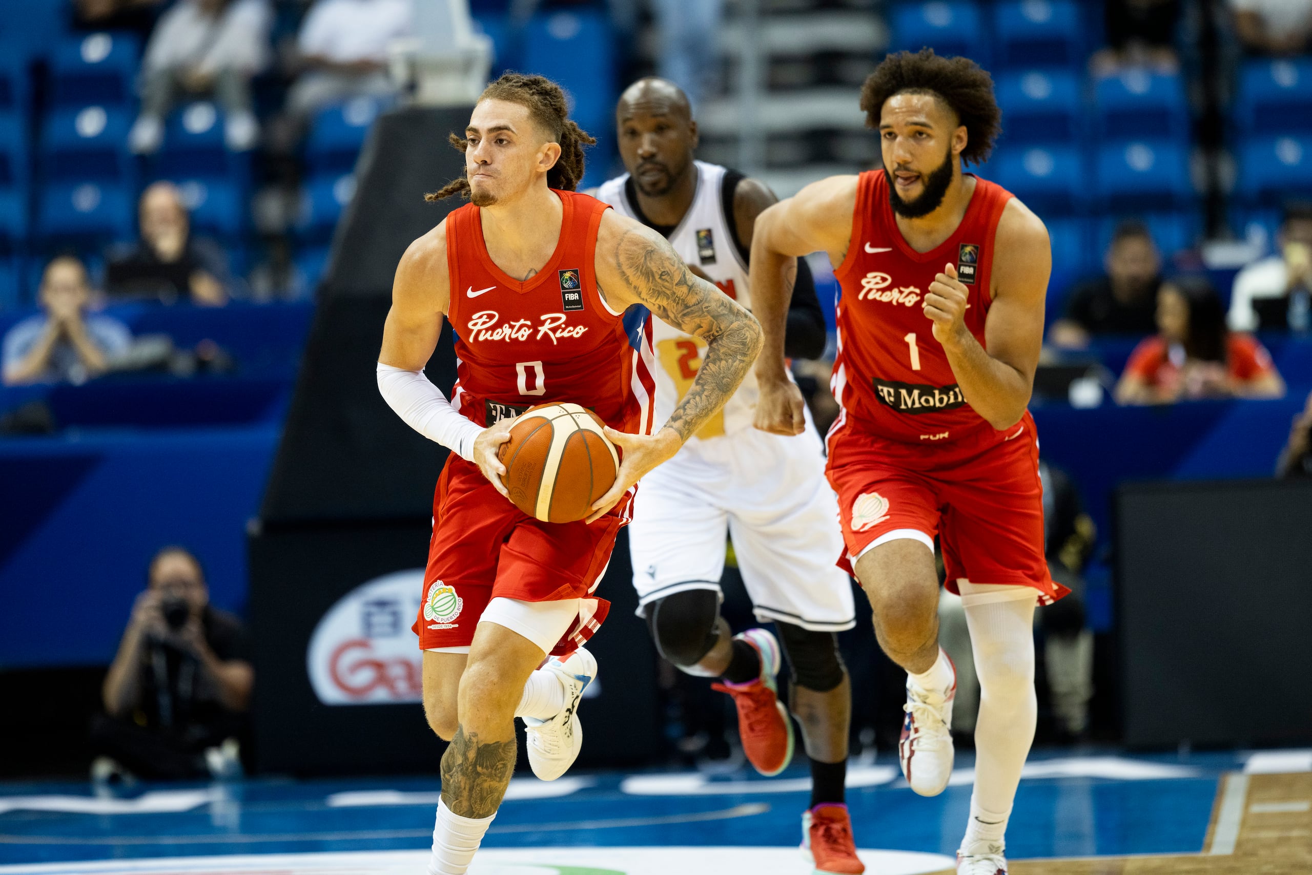 Nelson Colón dijo que guardaron ante Baréin estrategias ofensivas que buscarán sacar como sorpresa hoy en el juego ante Italia. Isaiah Piñeiro (0), aquí empujando el balón ante Baréin, hizo 2 puntos en 20 minutos.