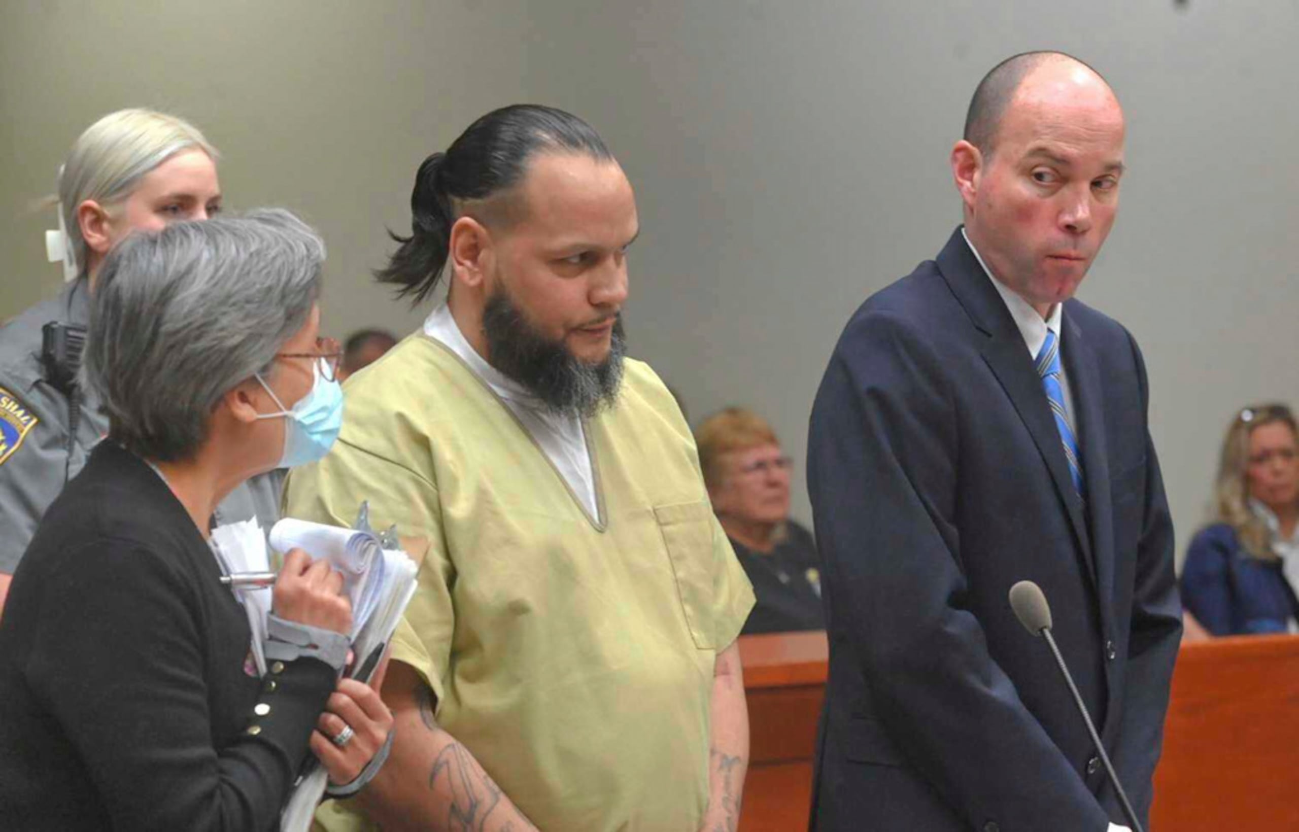 Alex Oyola Sánchez, al centro, junto a su defensor público Chris Eddy, a la derecha, y un intérprete de español durante su sentencia en el Tribunal Superior del estado en New Britain, Connecticut, el 29 de abril de 2025.