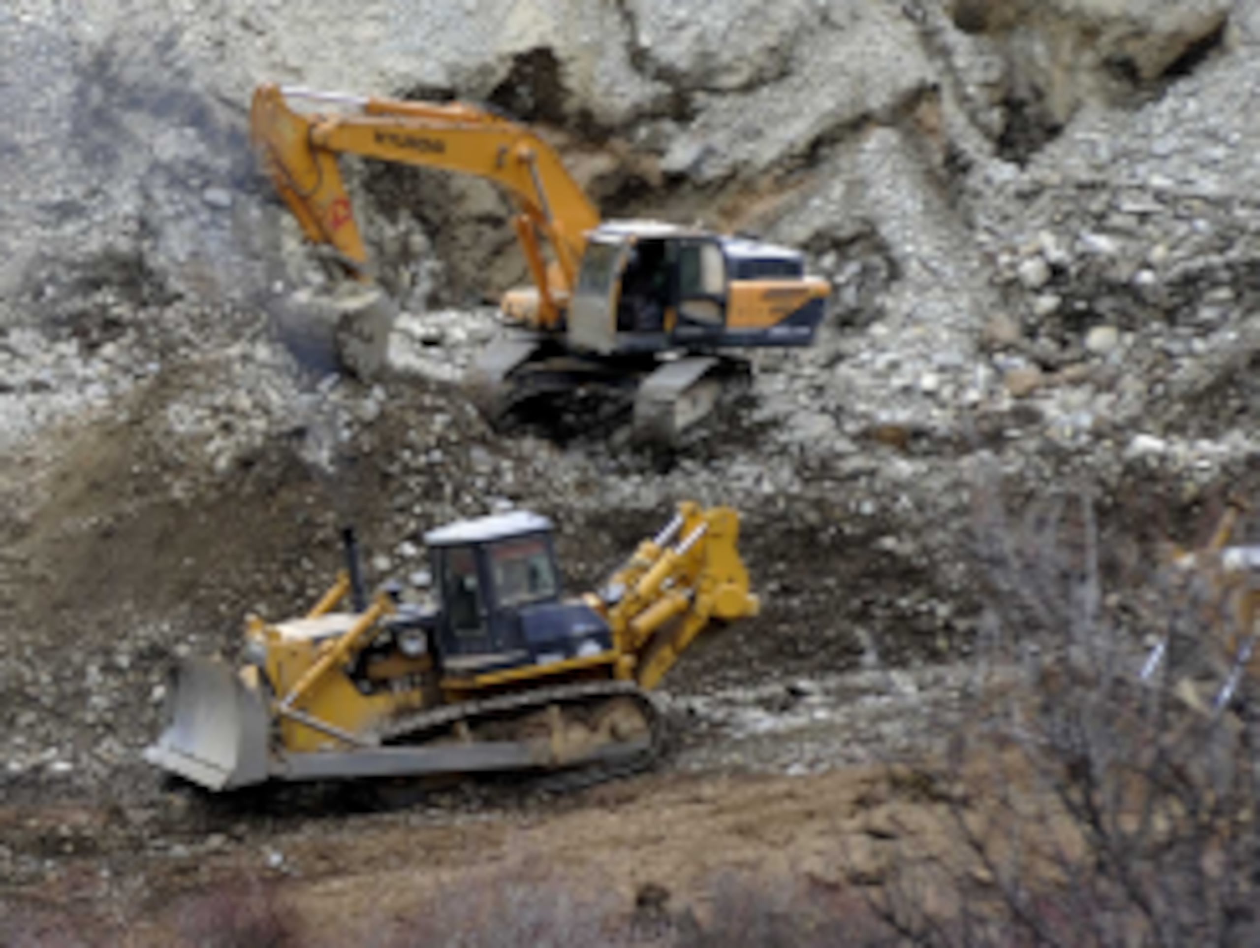 Más de 3,000 socorristas provistos con perros adiestrados y excavadoras recorrían la zona montañosa de gran altitud. (AP/Xinhua, Chogo)
