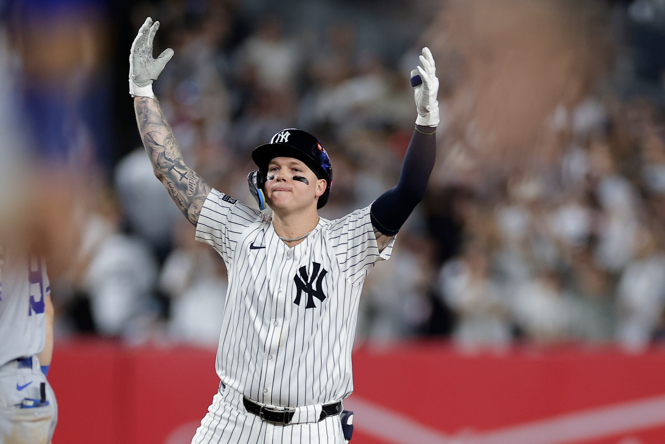 Alex Verdugo, de los Yankees de Nueva York, festeja el hit impulsor ante los Royals de Kansas City.