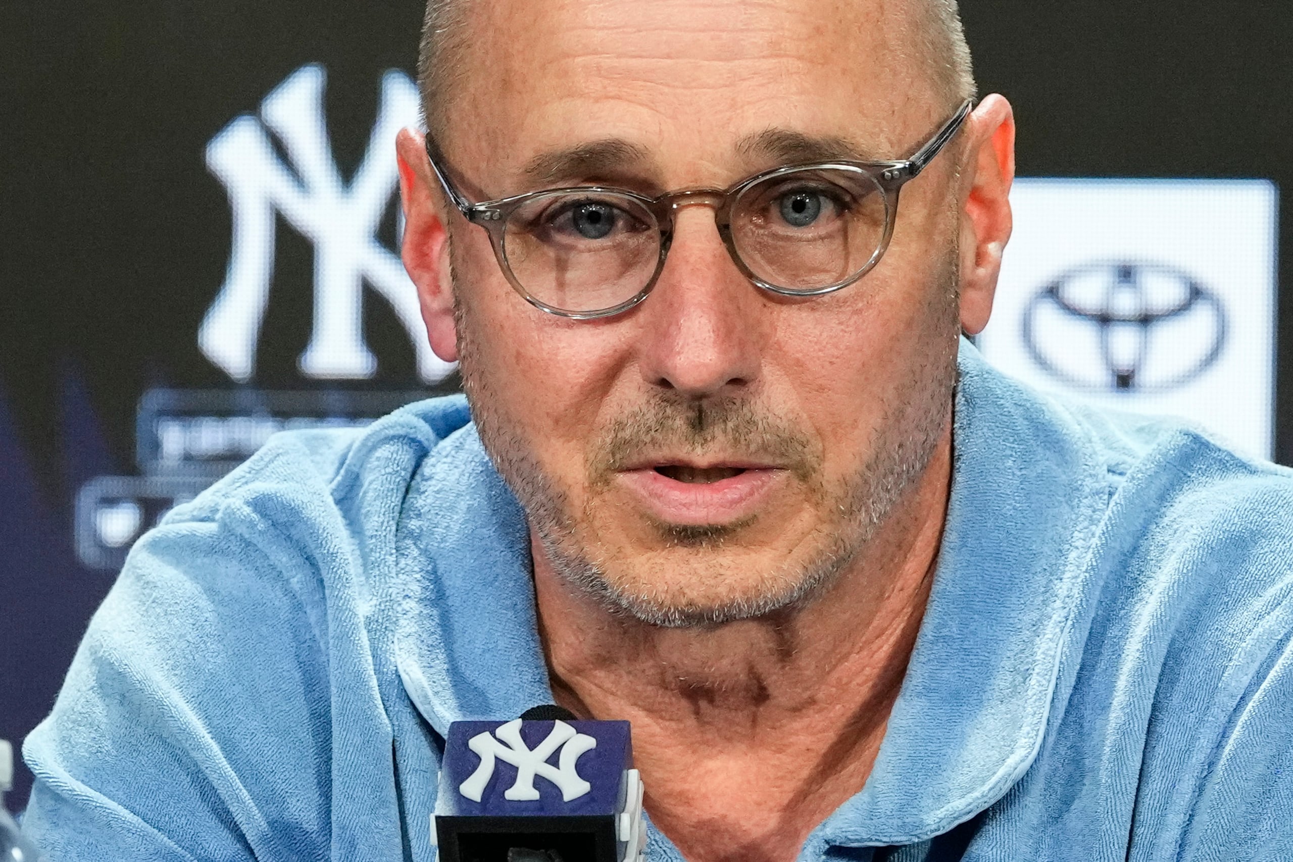 Brian Cashman, gerente general de los Yankees de Nueva York, habla en una conferencia de prensa el miércoles.