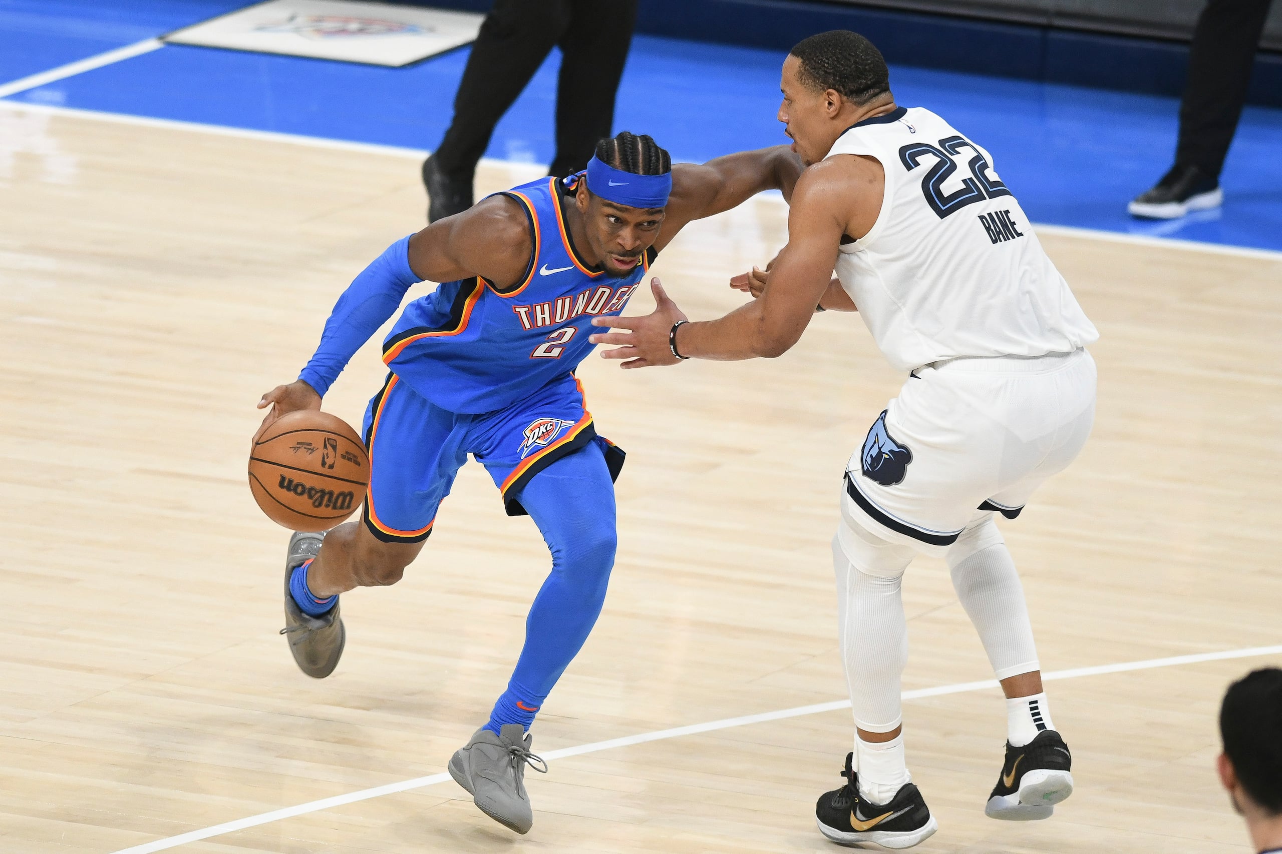 Shai Gilgeous-Alexander, base del Thunder de Oklahoma City, trata de avanzar frente a Desmond Bane, de los Grizzlies de Memphis.