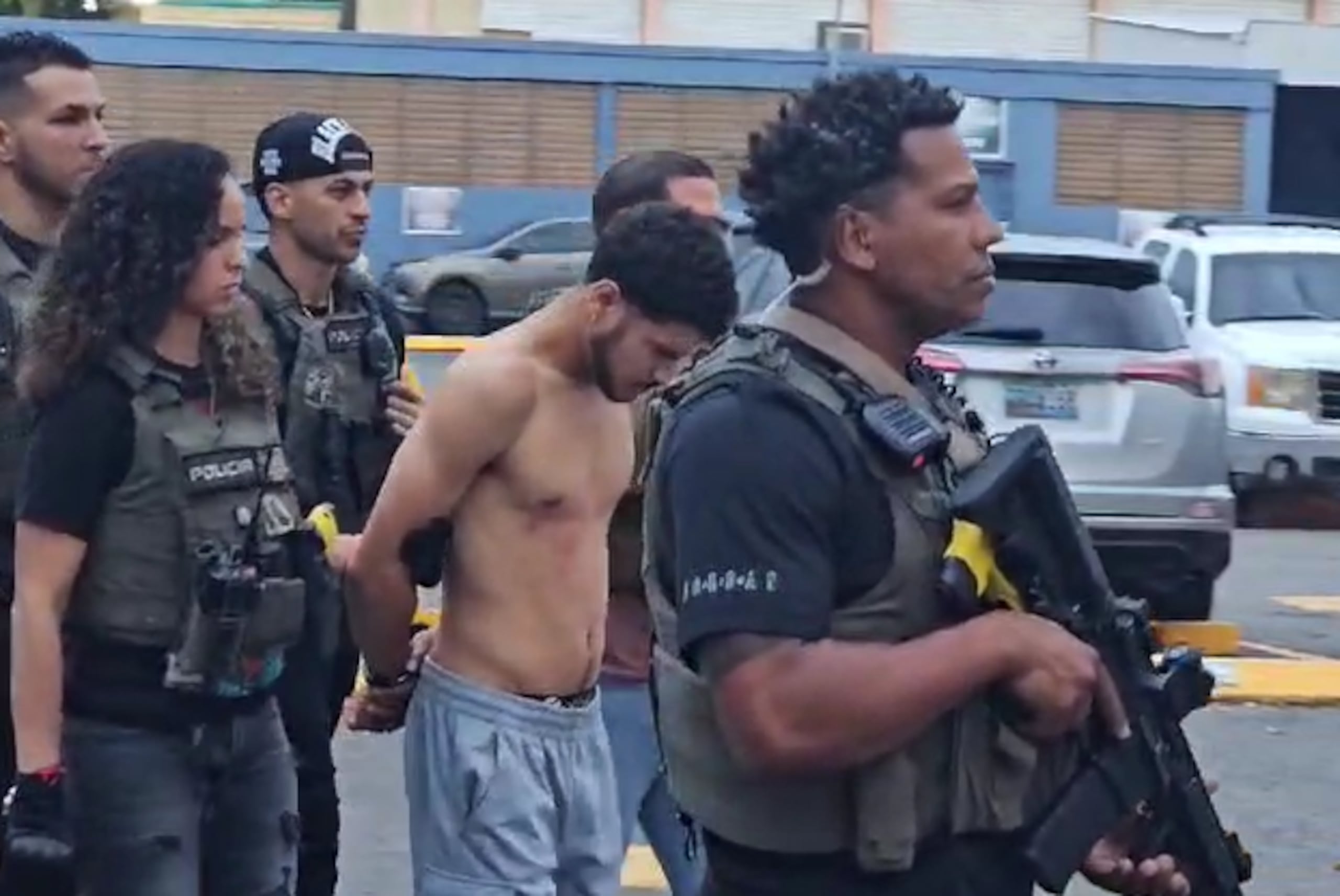 Contra el detenido pesan tres órdenes de arresto con una fianza ascendente a $185,000.