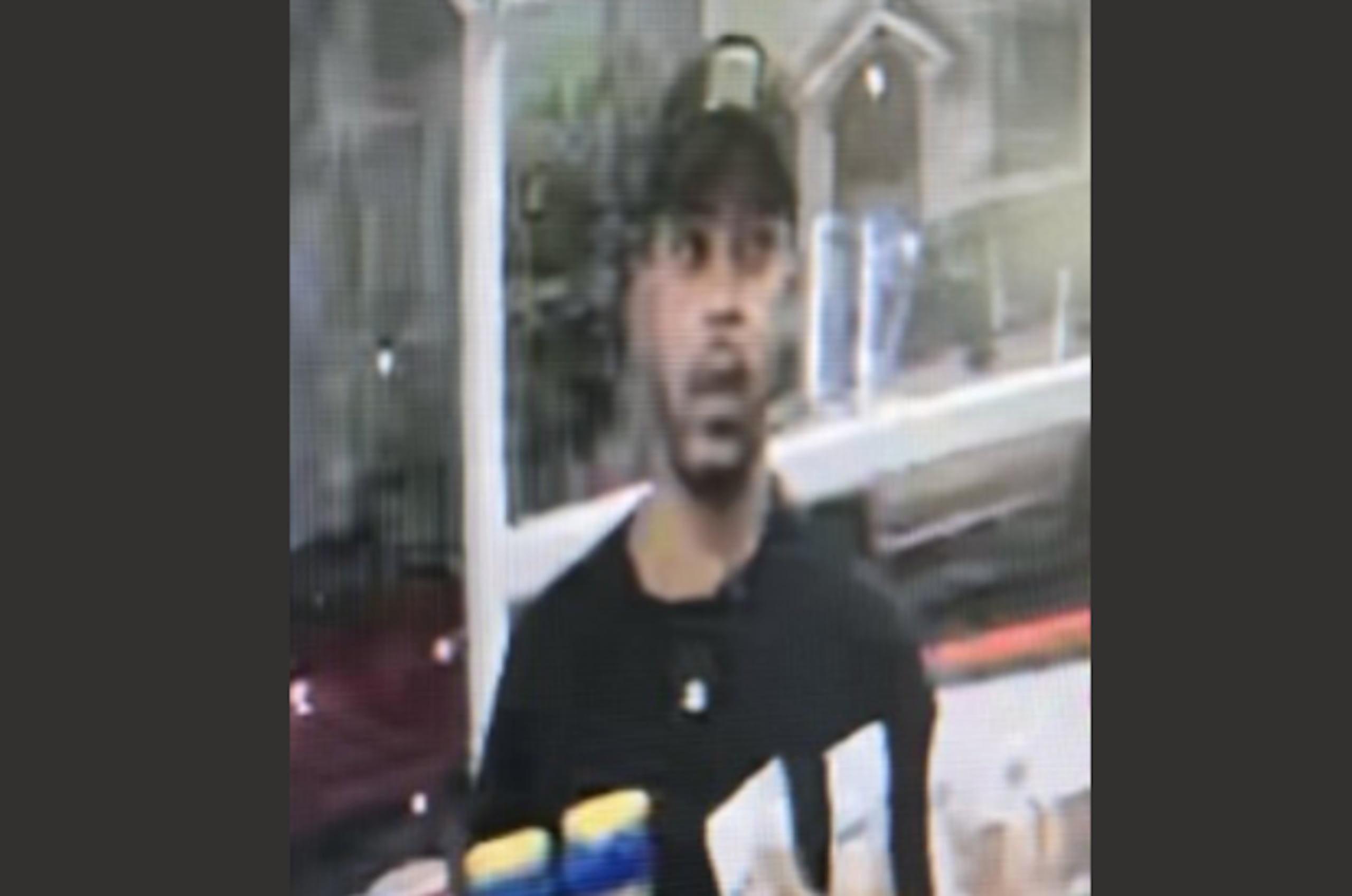 Buscan a este hombre como presunto responsable de robo a turista.