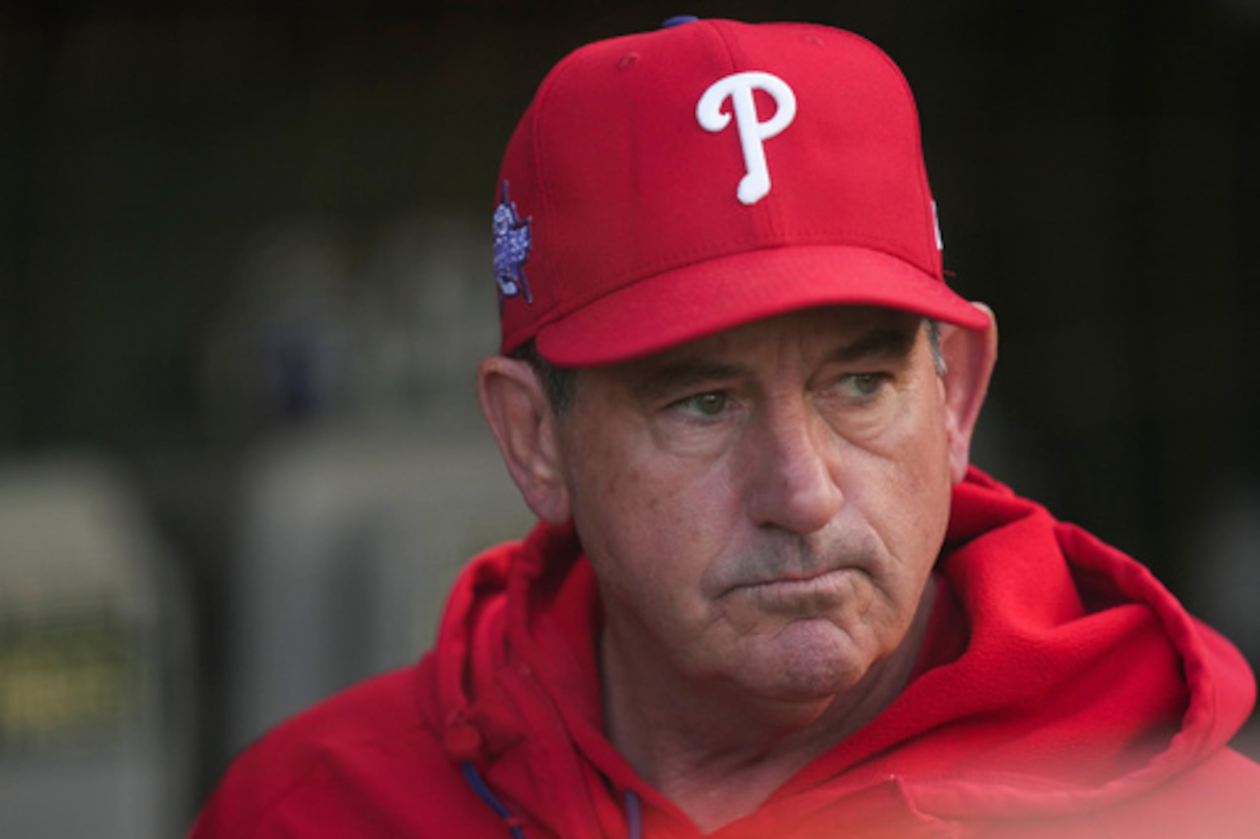 El mánager de los Philadelphia Phillies, Rob Thomson (49), en el banquillo antes de un partido de béisbol contra los Chicago Cubs, el miércoles 22 de abril de 2026, en Chicago. (AP Photo/Erin Hooley)