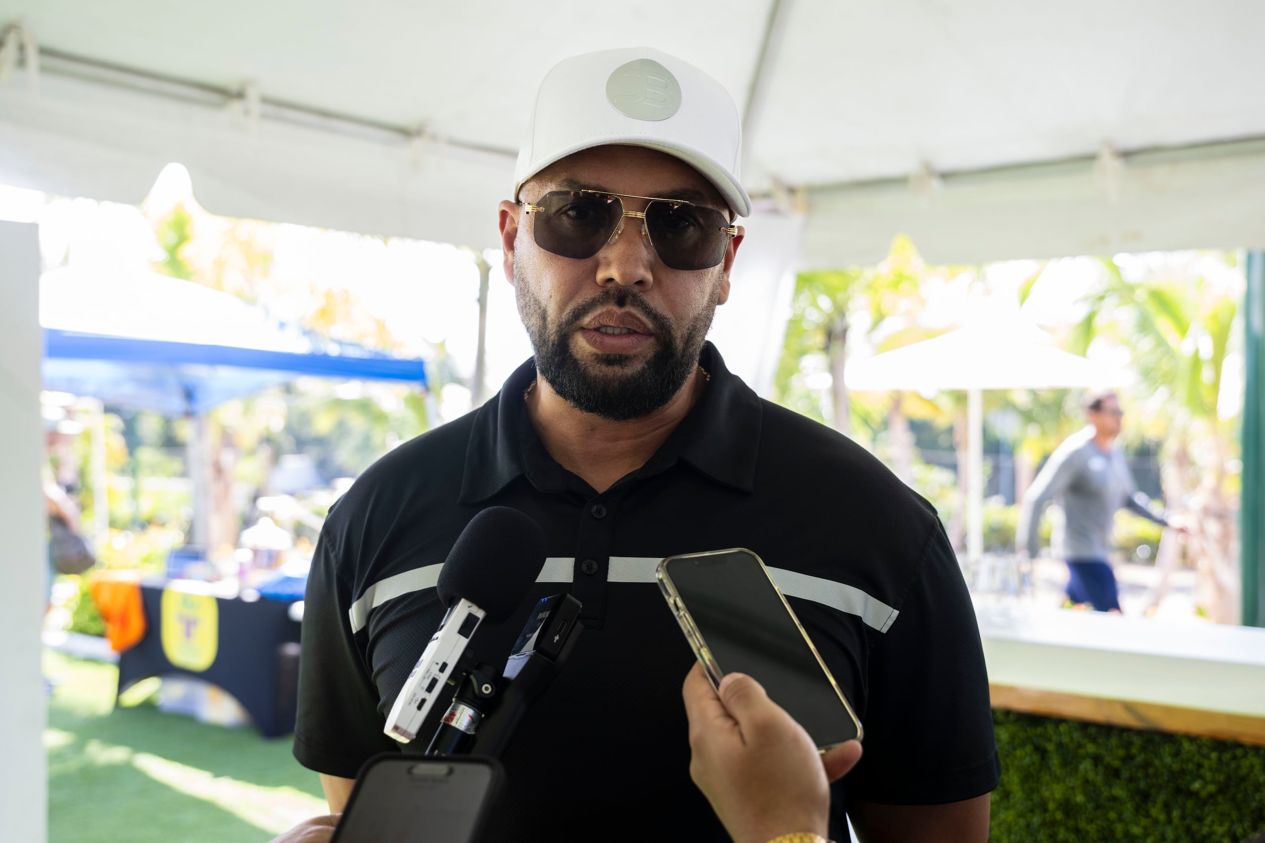 Carlos Beltrán atendiendo a los medios locales durante un torneo benéfico de pickleball de The Rain & Rose Charitable Fund en el Dorado Beach Resort.