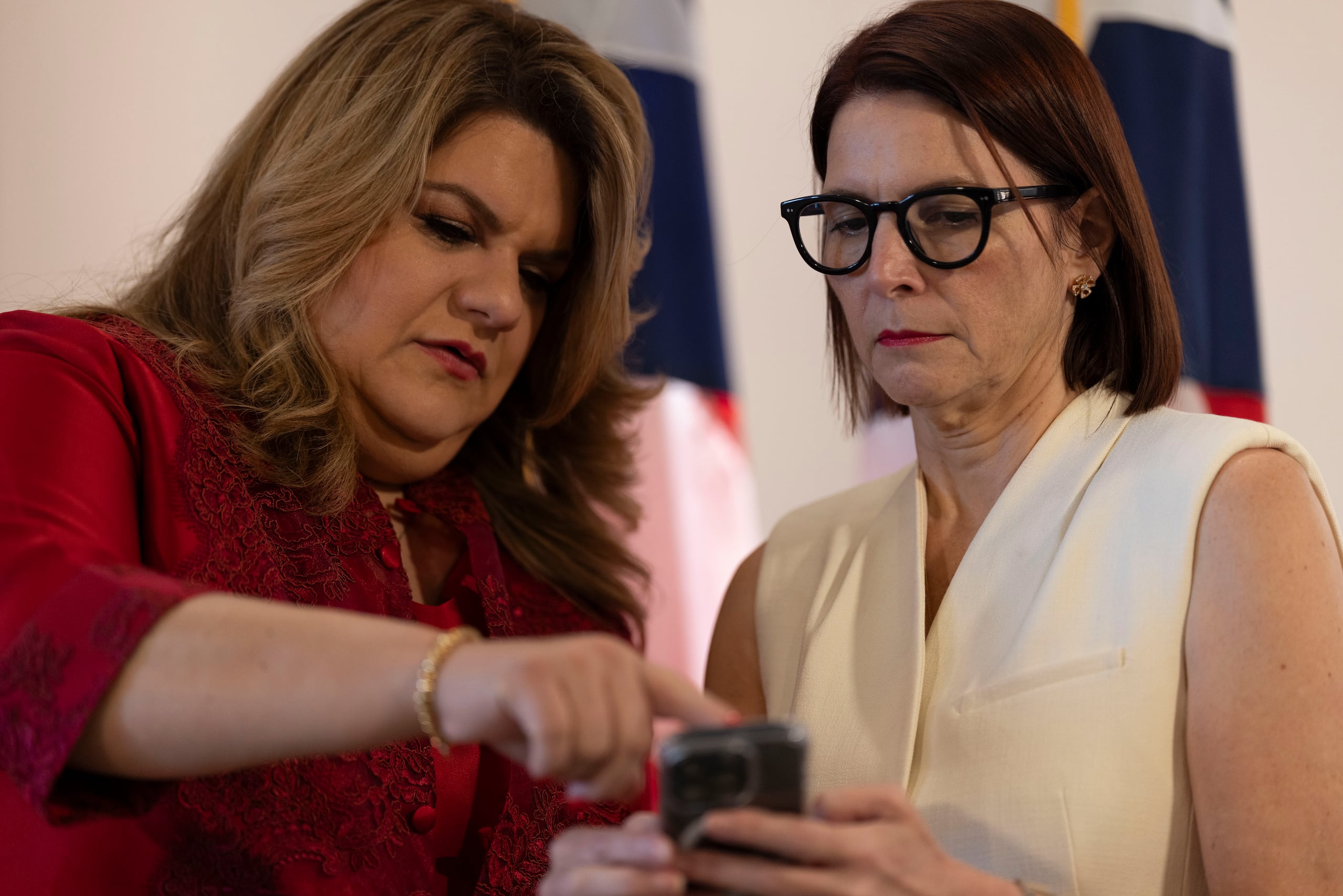 La gobernadora Jenniffer González Colón y la nominada secretaria de Estado, Verónica Ferraiuoli.