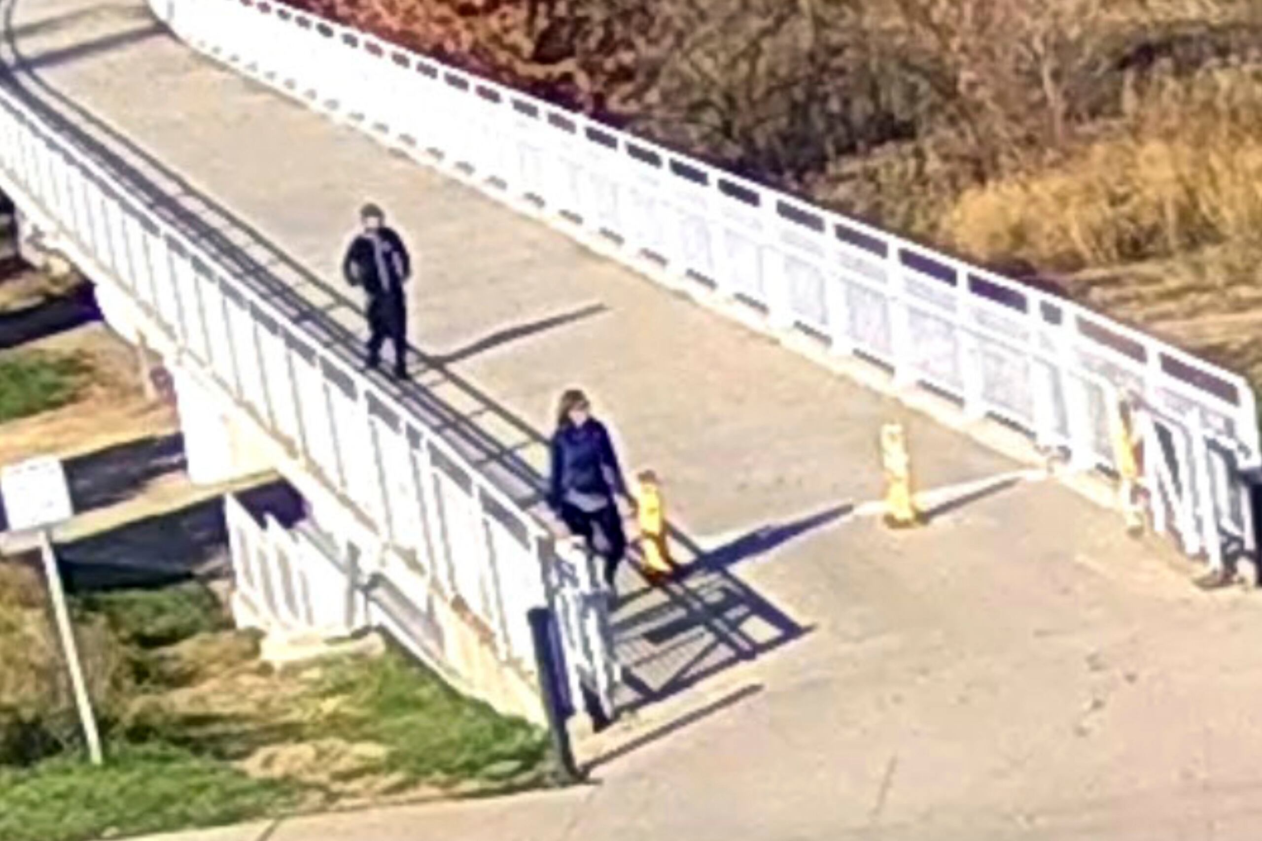 La policía reveló imágenes de cámaras de vigilancia que captaron a un sujeto siguiendo a la excongresista, mientras hacía ejercicios el miércoles en la mañana en Iowa, antes de ser atacada sexualmente.