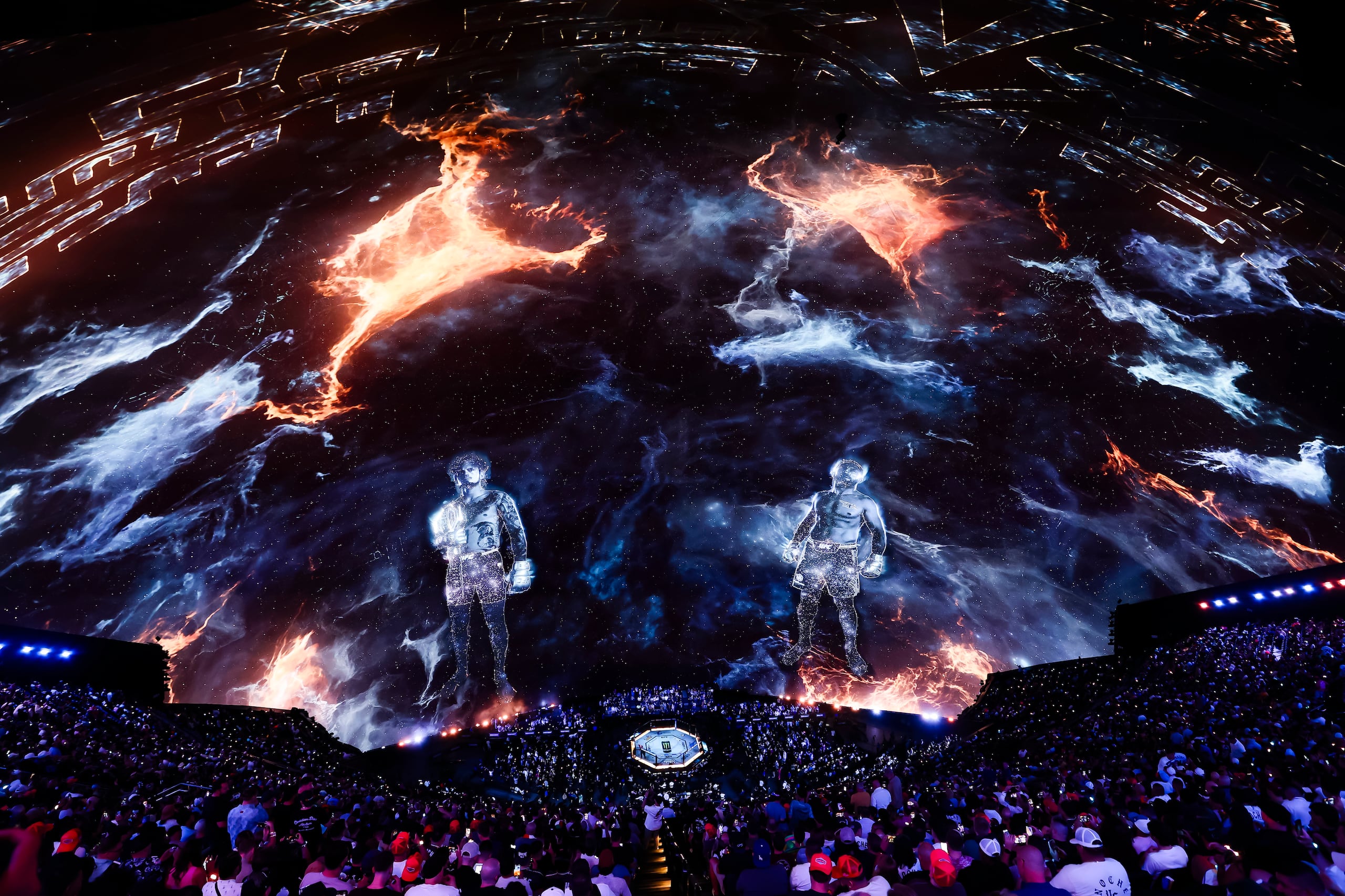 Sean O'Malley y Merab Dvalishvili aparecen en pantalla durante la función UFC 306 en The Sphere de Las Vegas, el sábado 14 de septiembre de 2024 (Wade Vandervort/Las Vegas Sun via AP)