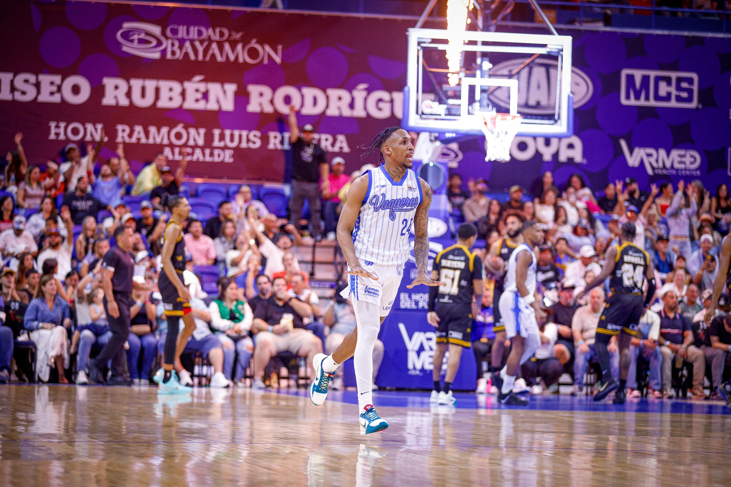 Jassel Pérez, refuerzo de los Vaqueros, celebra tras anotar un canasto en la semifinal de la Conferencia A del BSN.