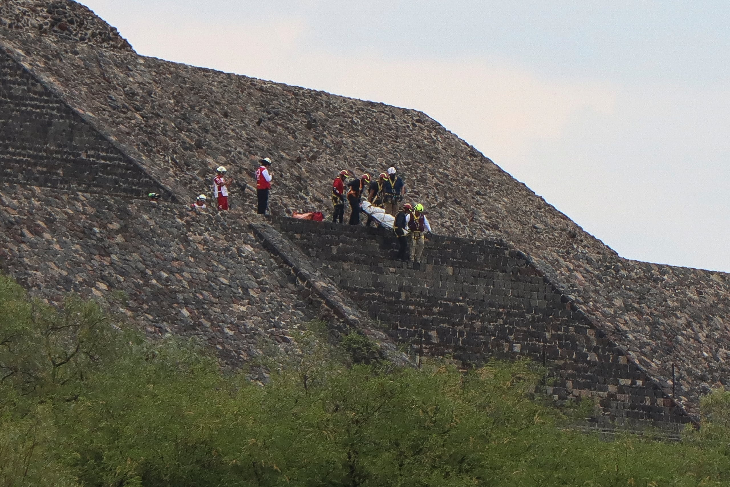 Peritos forenses y personal de la policía trabajan en la zona donde se registró un ataque con arma de fuego este lunes, en la zona arqueológica de Teotihuacán (México). EFE/Madla Hartz
