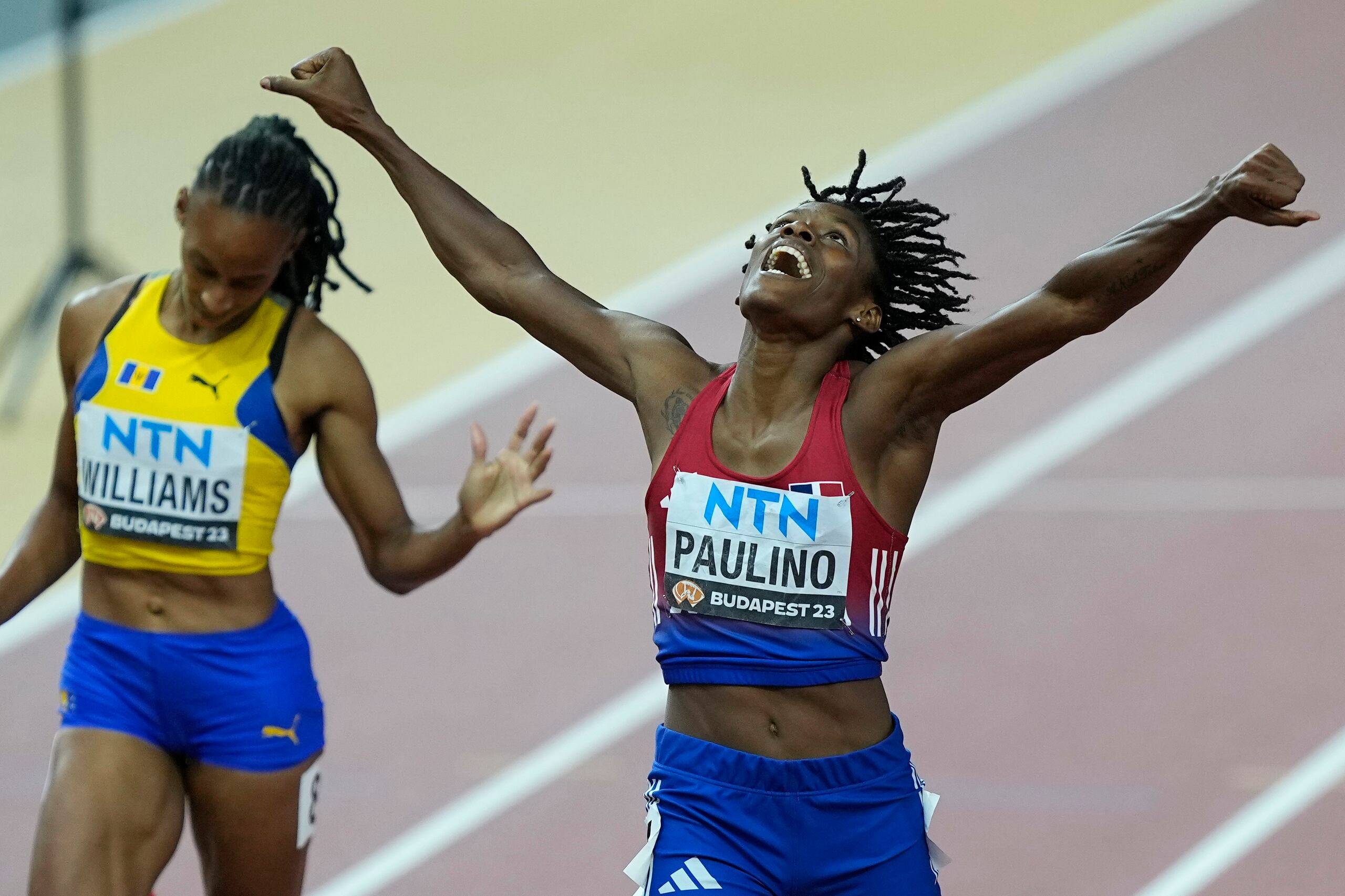 La dominicana Marileidy Paulino celebra al cruzar la meta y ganar los 400 metros planos del Mundial de Atletismo este miércoles Budapest.