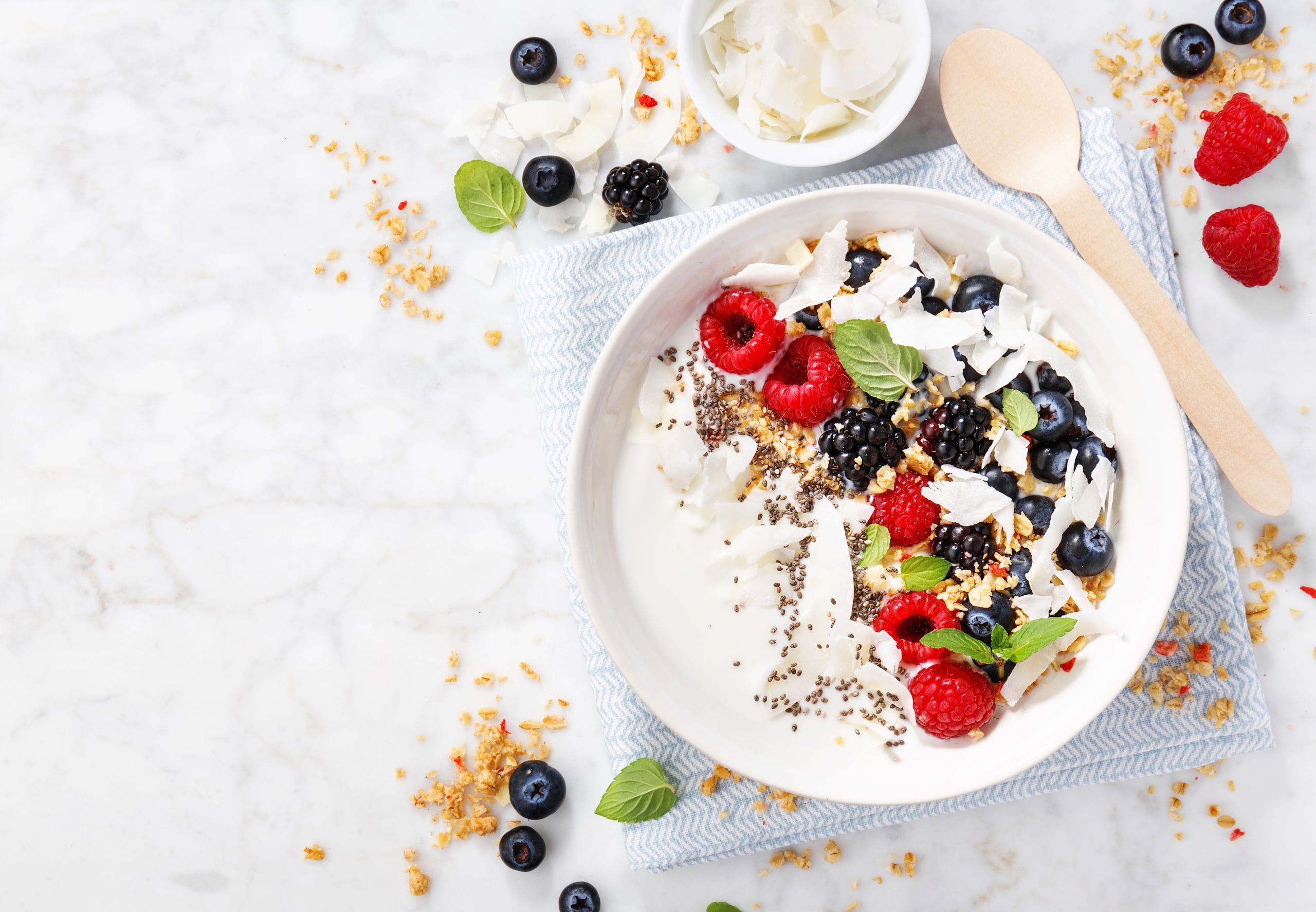 Las frutas y el yogurt son opciones saludables.