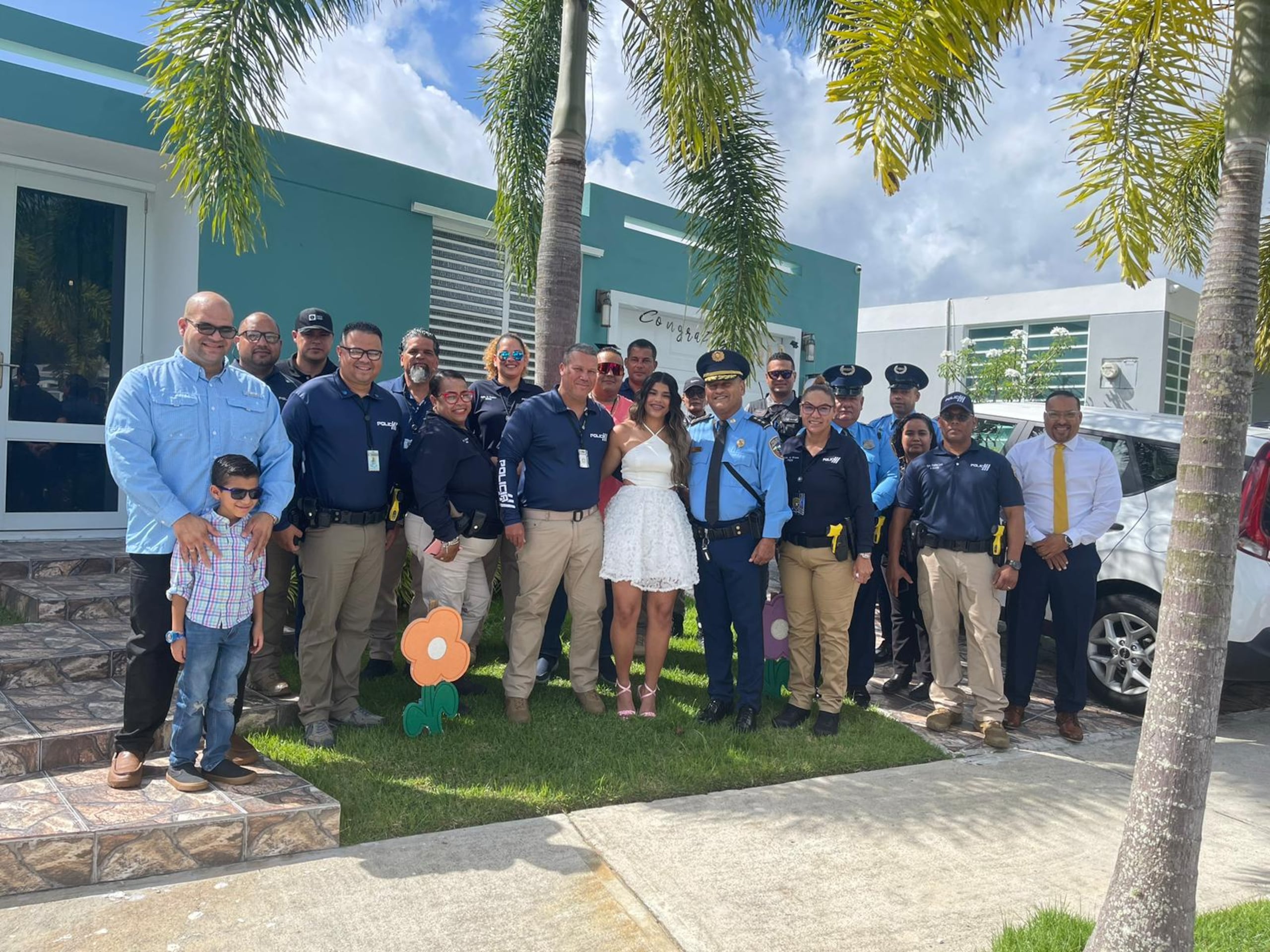 Zullyvette Meléndez Vilá, hija del sargento Luis Meléndez Maldonado, fue acompañada a su graduación de cuarto año por un grupo de compañeros de su padre.