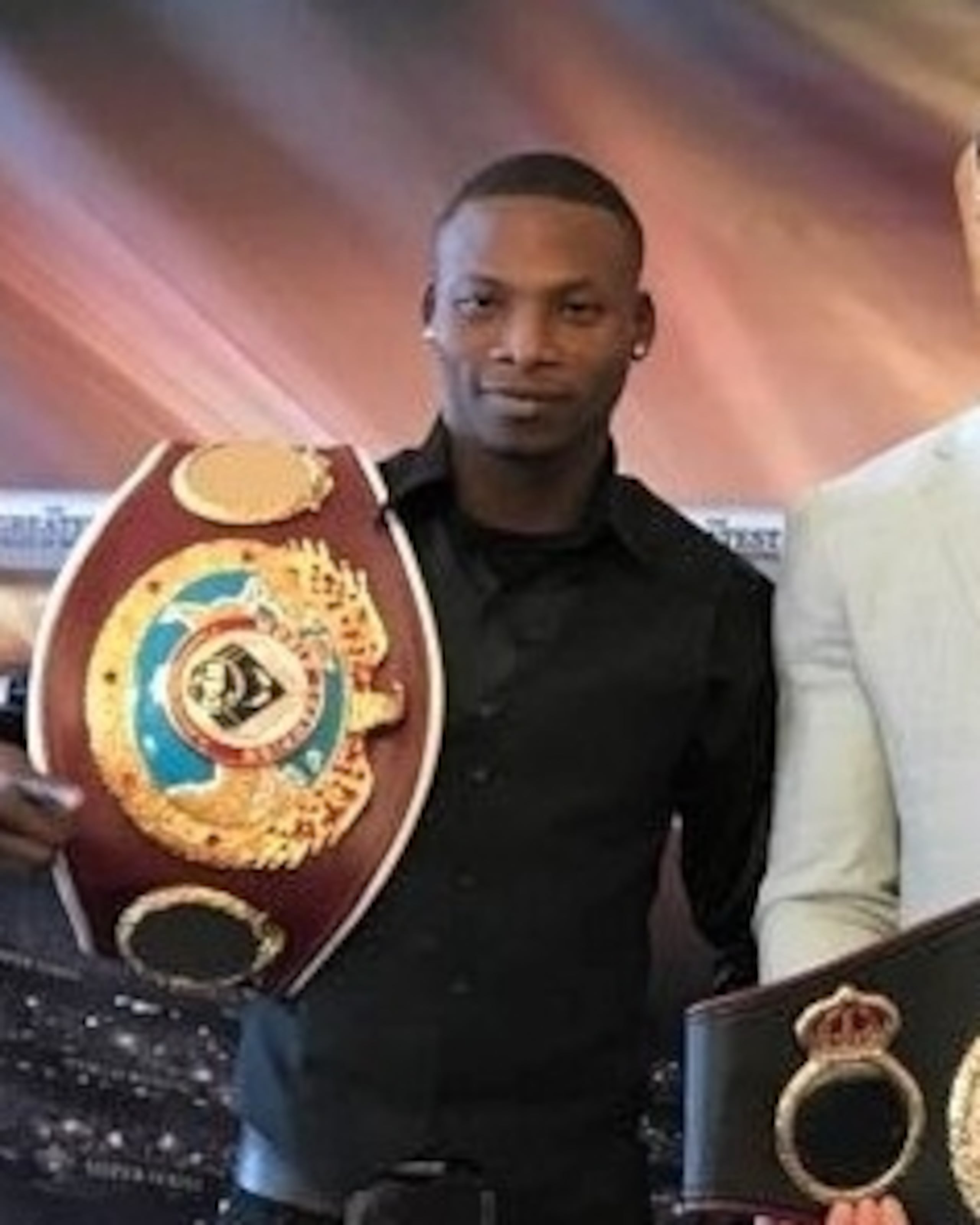 Los campeones mundiales Zolani Tete (OMB) y Emmanuel Rodríguez (FIB) junto a promotor Kalle Sauerland. (Suministrada)