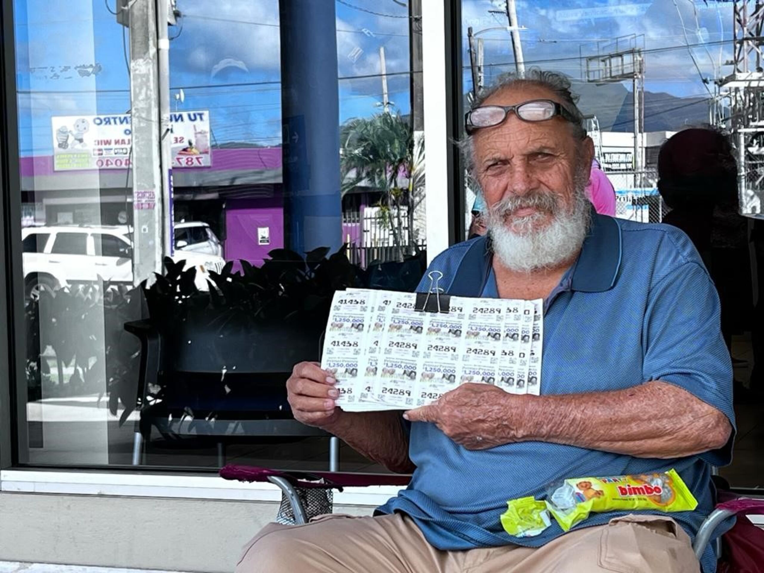 El billetero afirmó que goza de una buena clientela que lo sigue y lo respalda, al punto que los 50 billetes que le entregan cada semana no le dan abasto.
