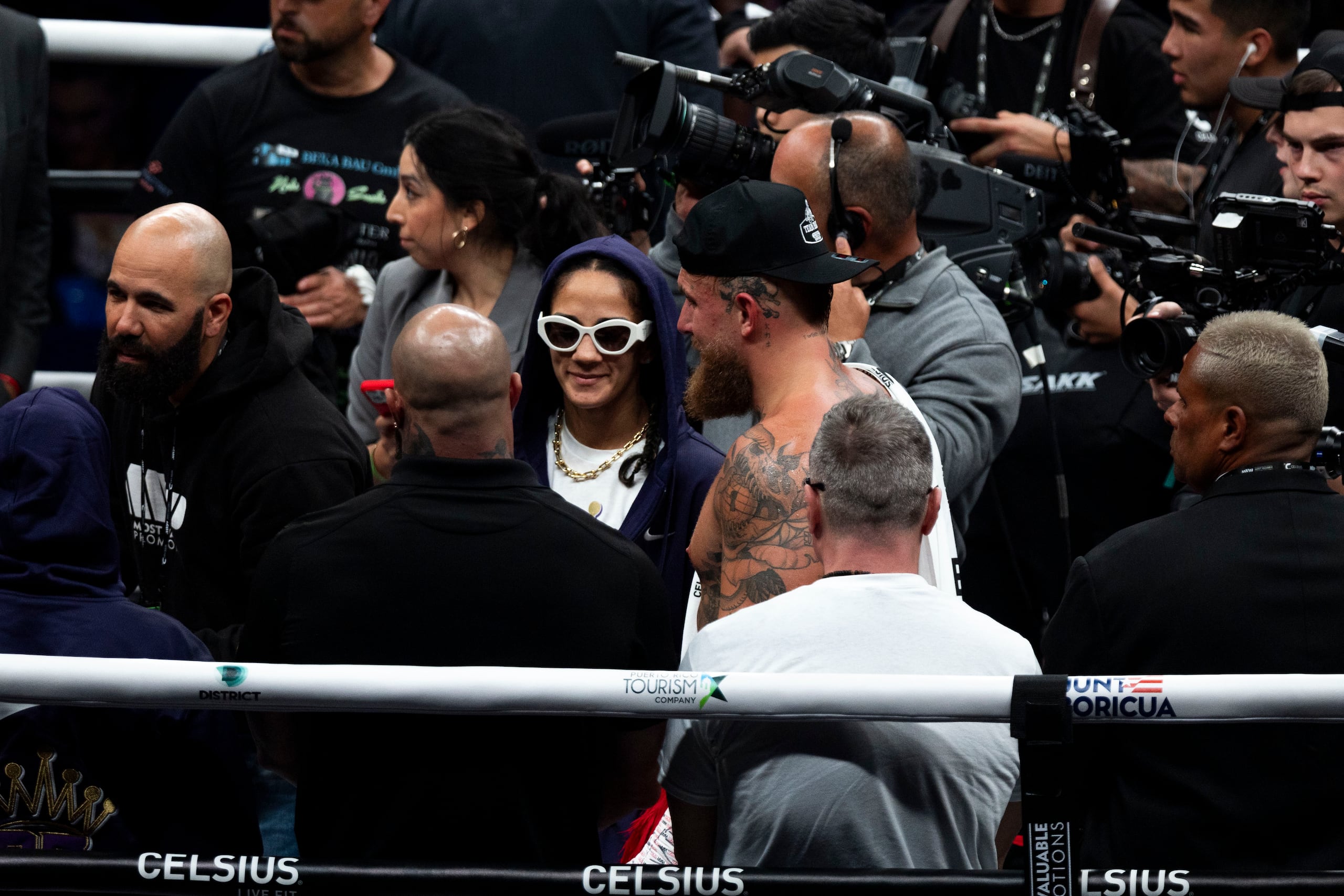 Amanda Serrano luce decepcionada tras anunciar al público que no podría pelear contra Nina Meinka tras sufrir una lesión en un ojo antes de comenzar el combate de campeonato.