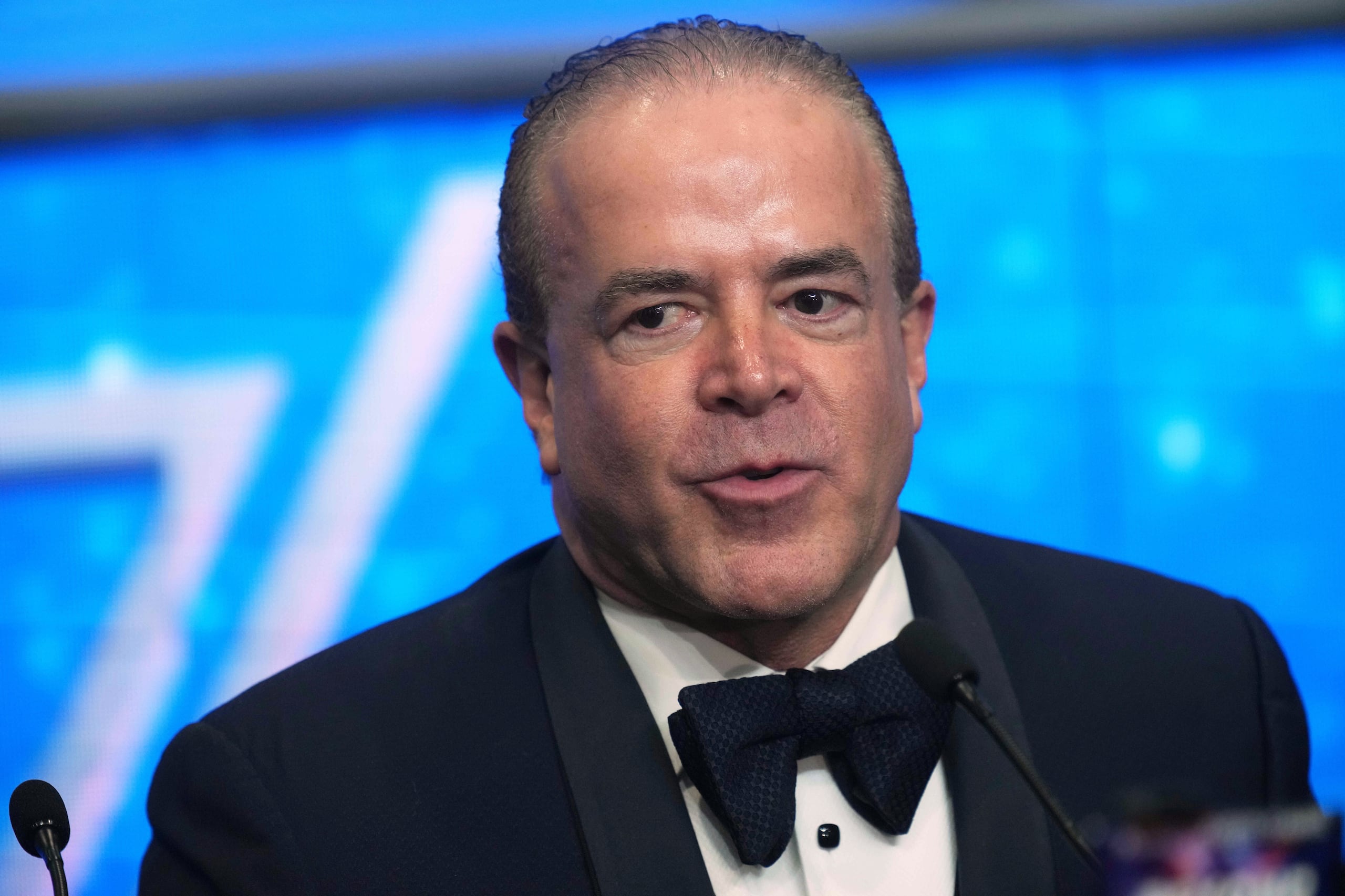 El presidente de Miss Universe, Raúl Rocha Cantú, reapareció en sus redes sociales para tirarle fuerte al empresario filipino que asegura que Miss Universe se quedó sin dueños.