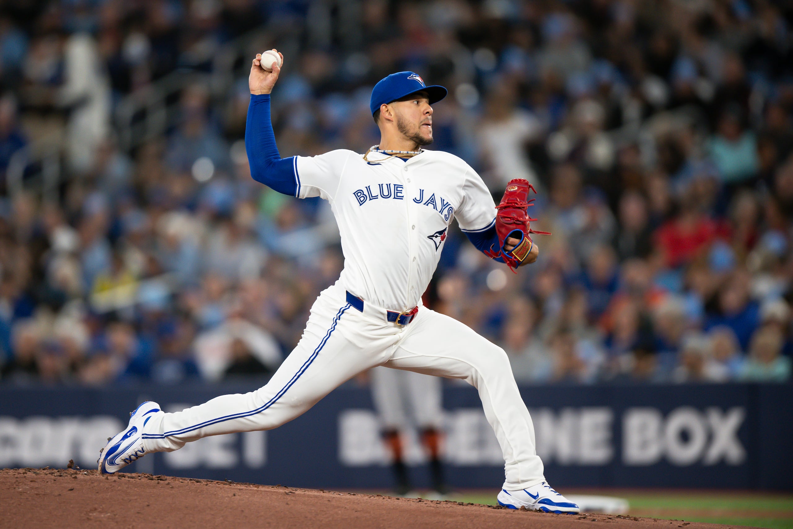 José Berríos, de los Blue Jays de Toronto, lanza ante los Orioles de Baltimore en el Día Inaugural.
