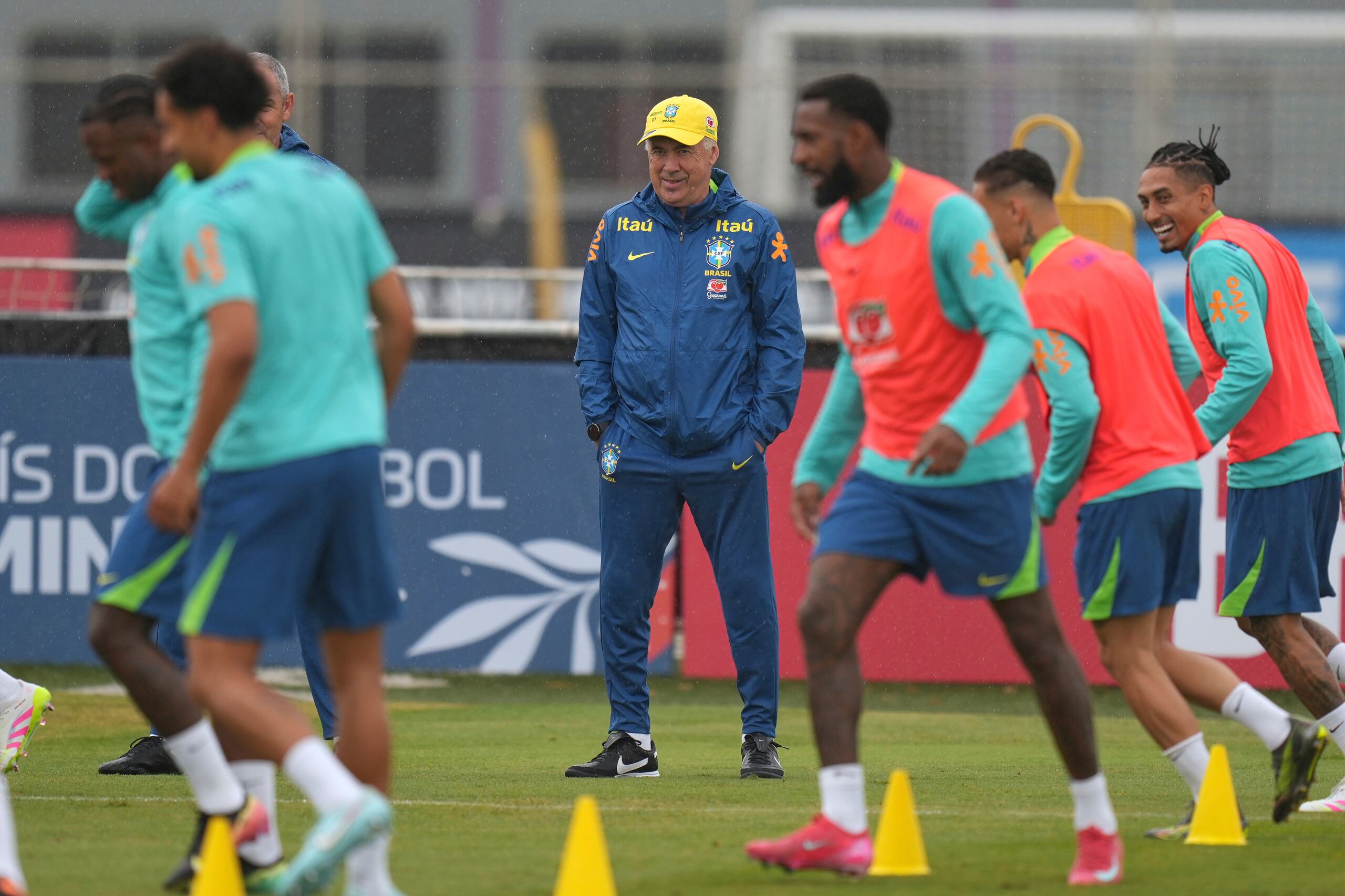 El técnico de Brasil, Carlo Ancelotti, encabeza el entrenamiento previo al partido ante Ecuador por las eliminatorias sudamericanas al Mundial 2026, en San Pablo, martes 3 junio, 2025.
