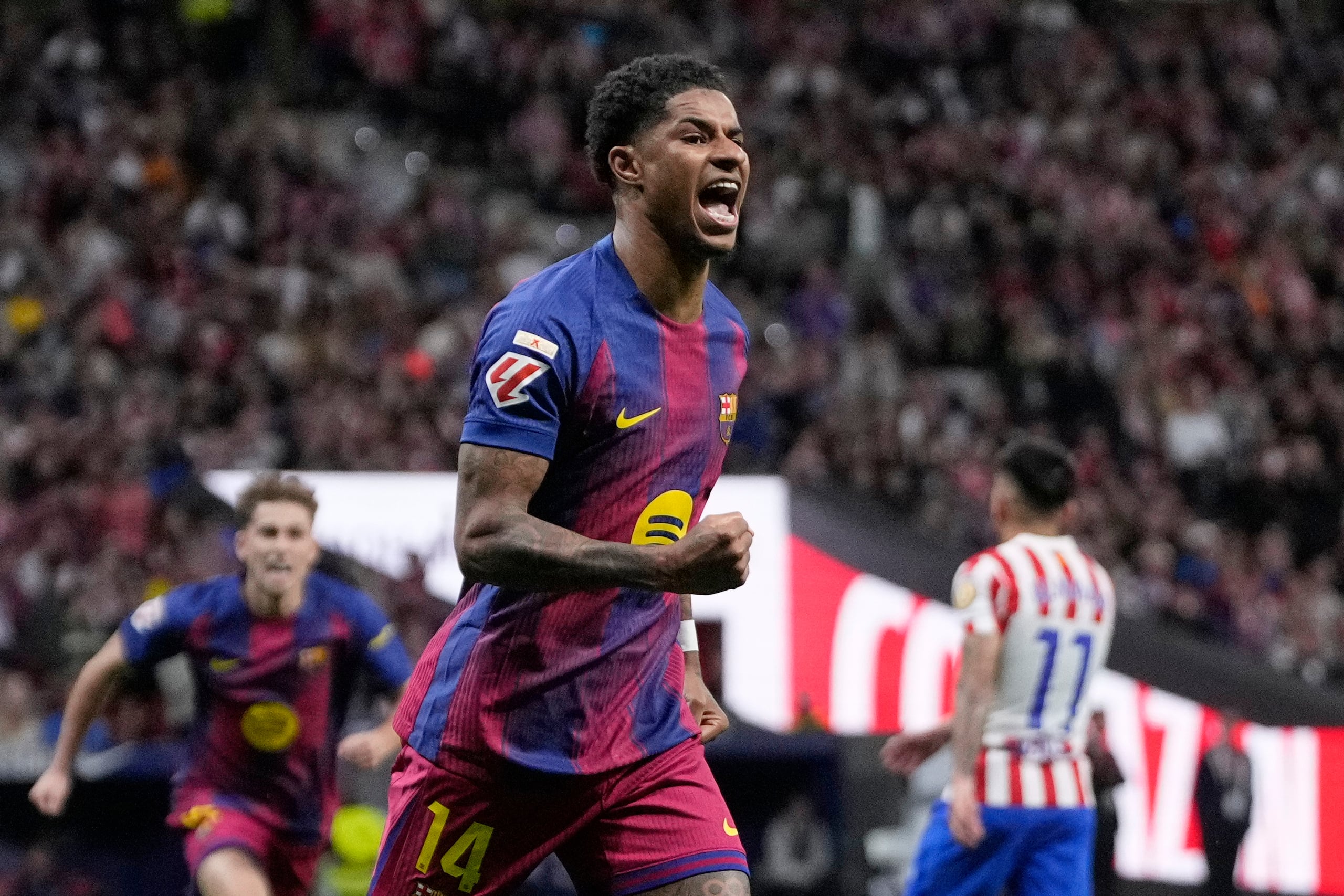 Marcus Rashford, del Barcelona, festeja luego de anotar ante el Atlético de Madrid.