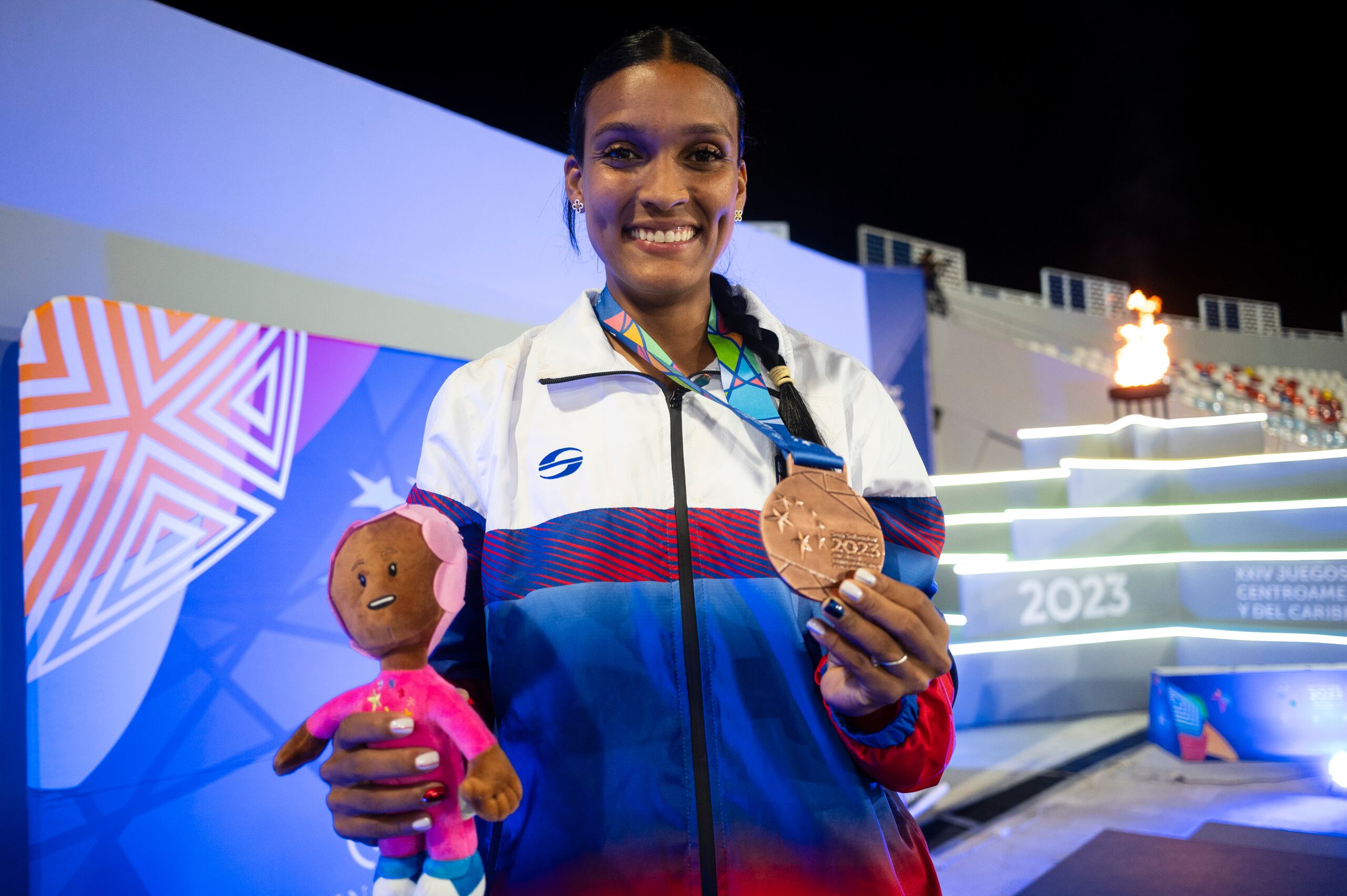 Alysbeth Félix posa con la medalla de bronce que ganó en el salto largo de los Juegos Centroamericanos y del Caribe San Salvador 2023.
