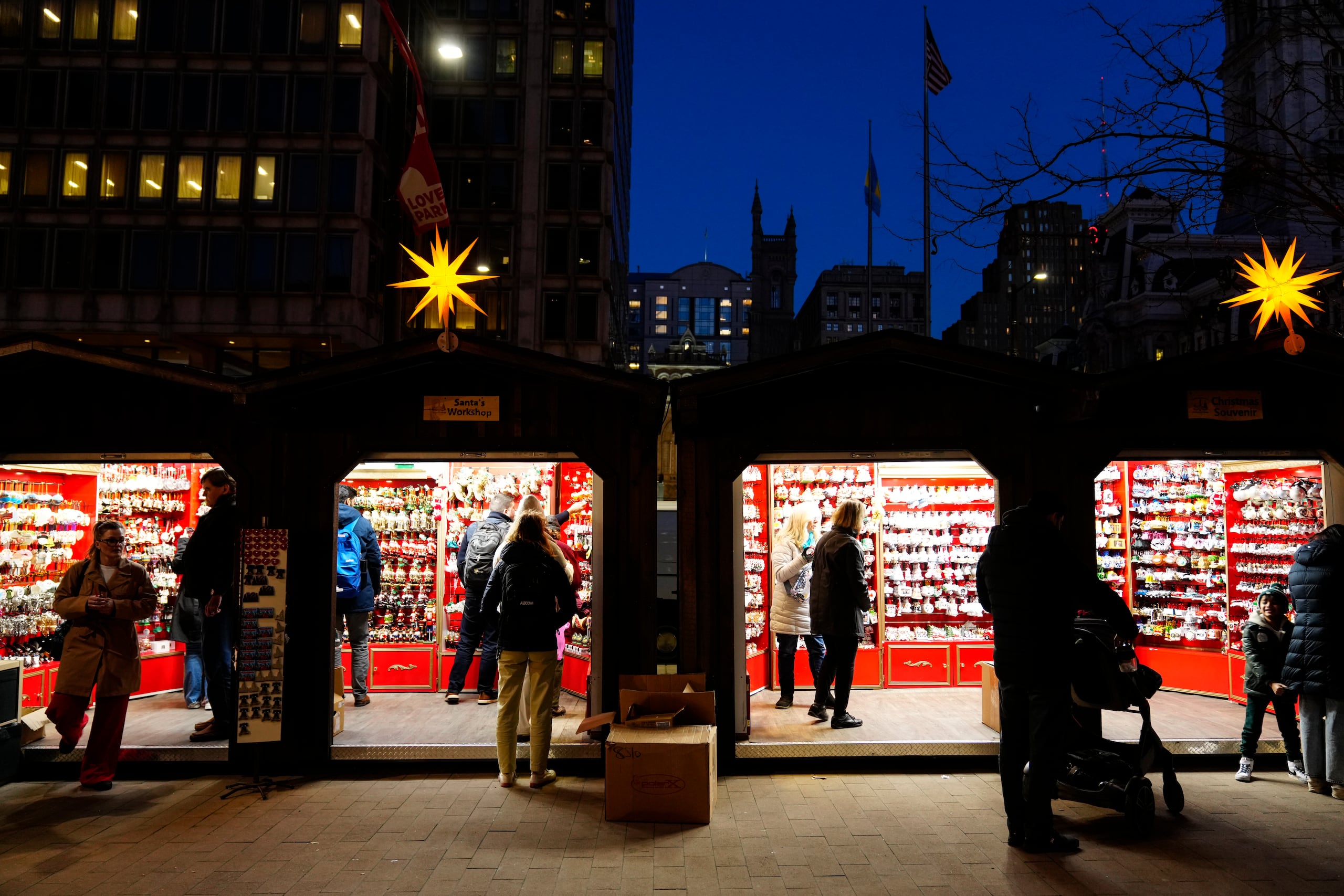 Compradores visitan una Villa Navideña en Filadelfia. (AP Foto/Matt Rourke, Archivo)