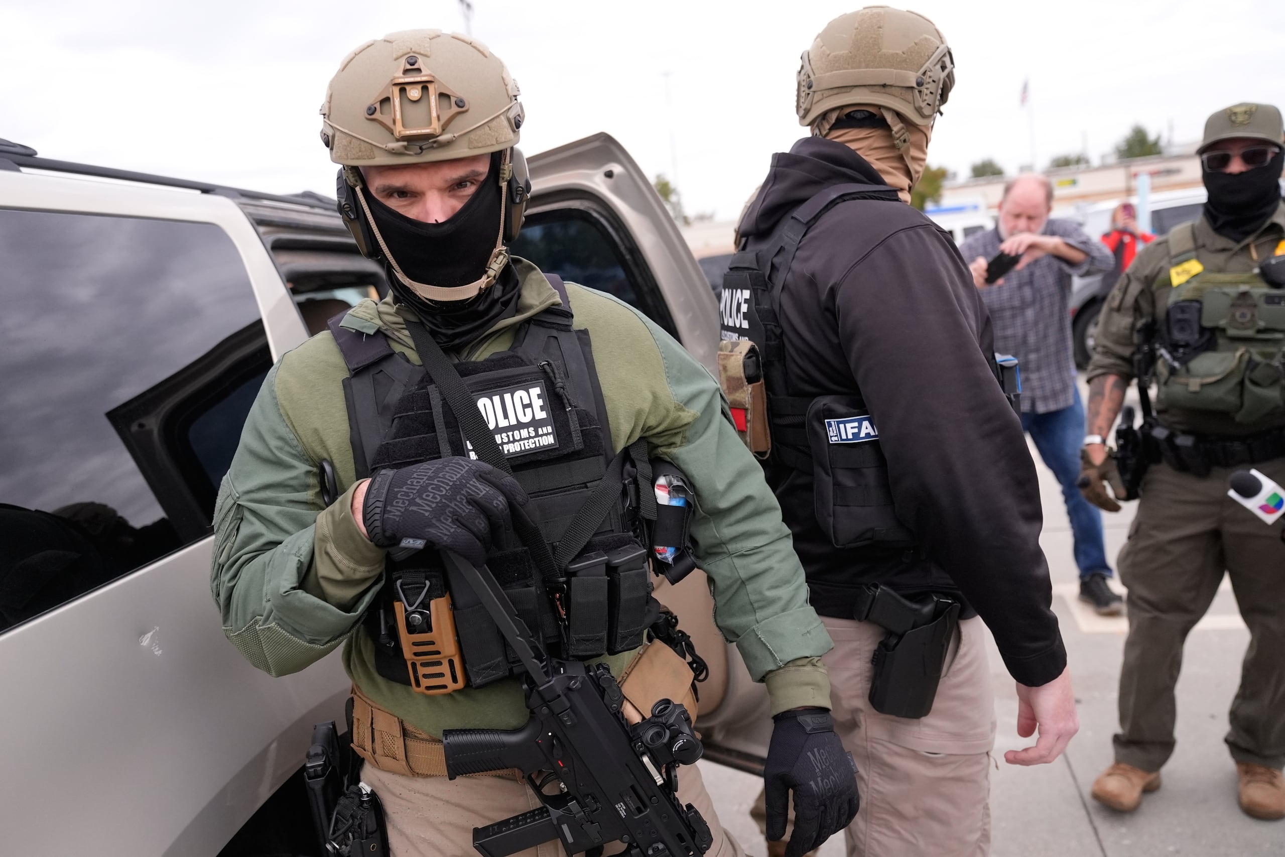 Agentes de la Patrulla Fronteriza de EEUU llegan a un Home Depot en Kenner, Luisiana, el miércoles 3 de diciembre de 2025. (Foto AP/Gerald Herbert)