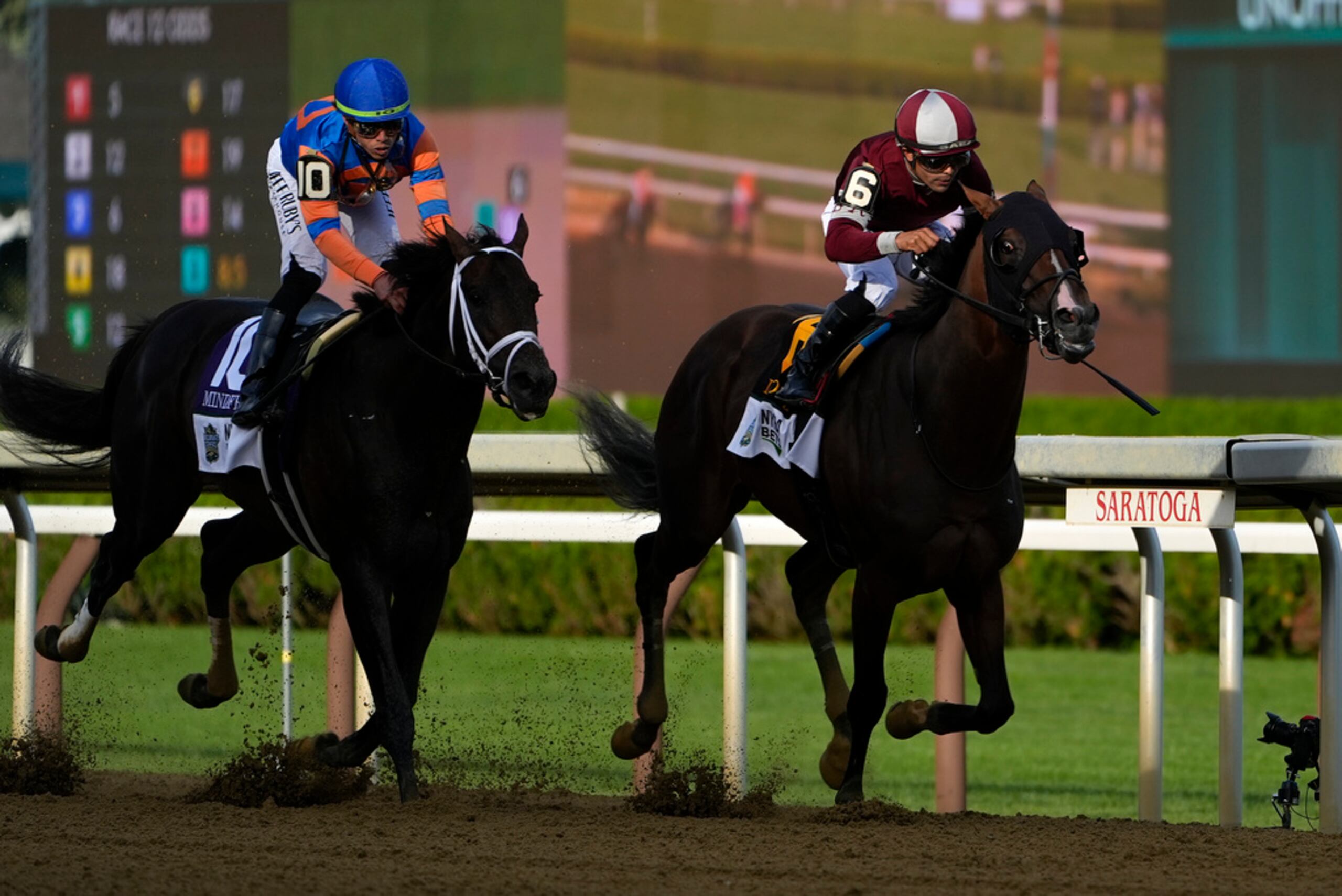 Irad Ortiz , hijo, aquí a bordo del segundo lugar Mindframe en el Belmont Stakes, logró, sin embargo, cuatro victorias en clásicos de Grado durante el fin de semana en el pista de Saratoga.