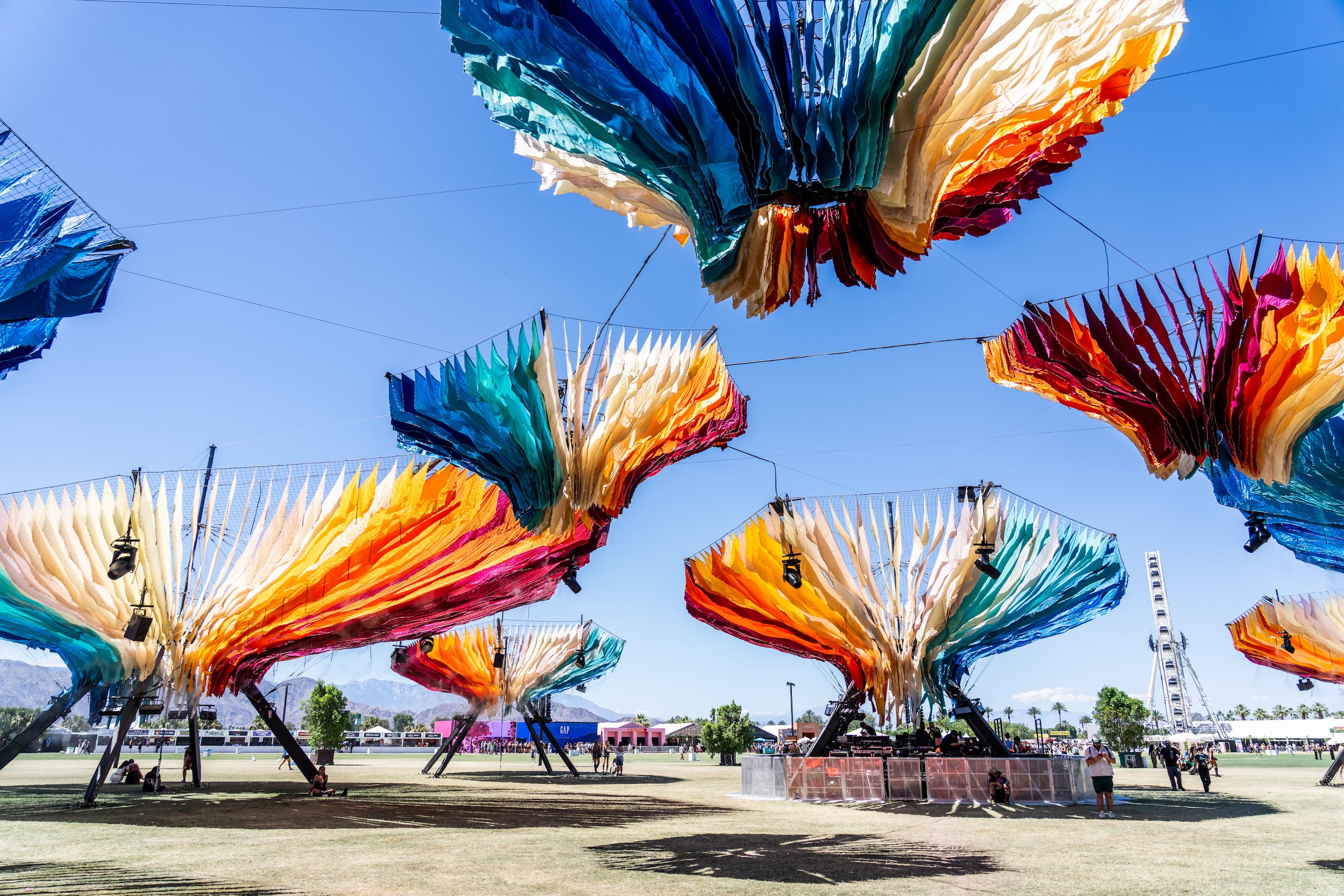 Asistentes se congregan en el escenario Do LaB durante el primer fin de semana del festival Coachella Valley Music and Arts Festival el sábado 11 de abril de 2026, en Indio, California.