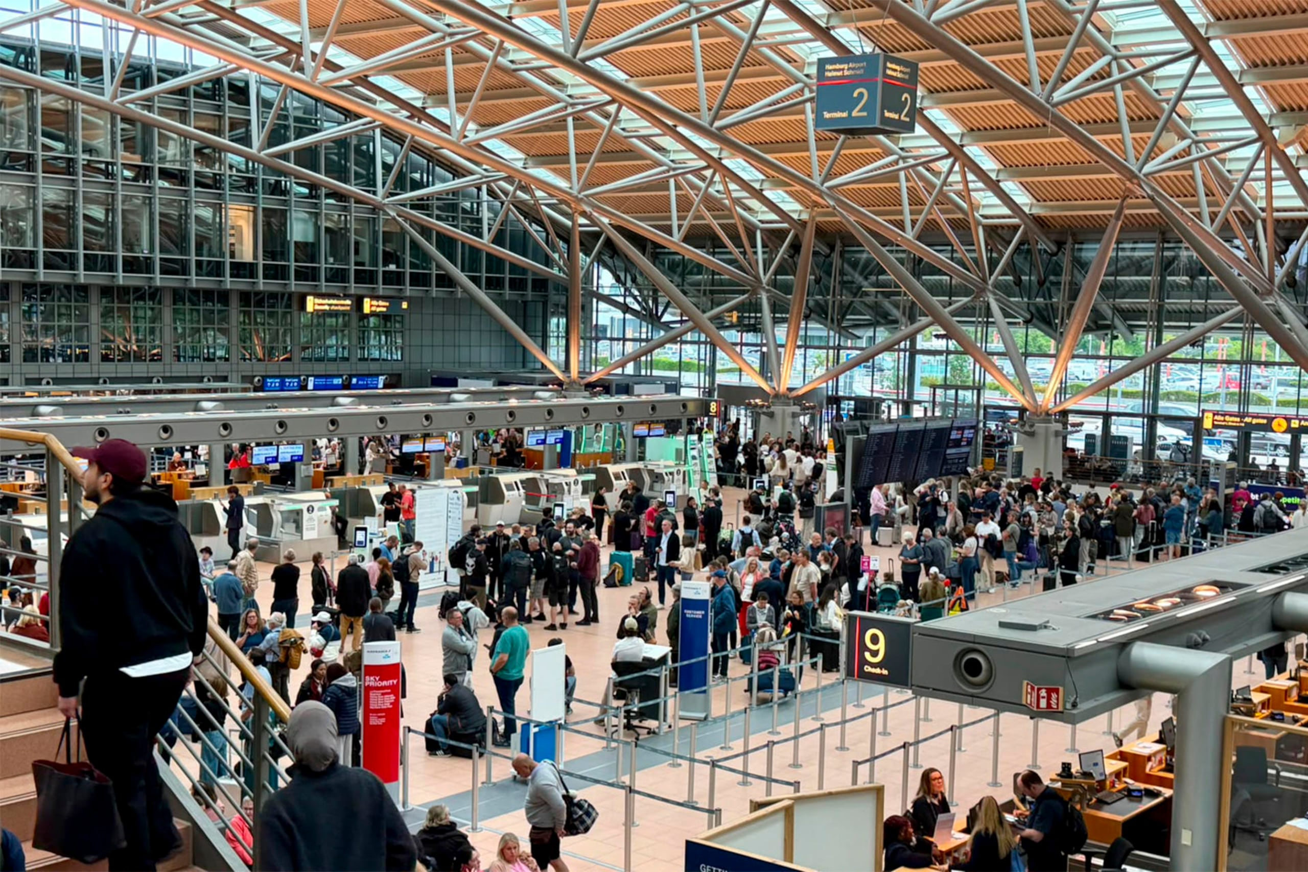 Vista de la terminal de pasajeros del aeropuerto de Hamburgo, Alemania, cuando este viernes ha sido evacuada tras un incidente de seguridad.