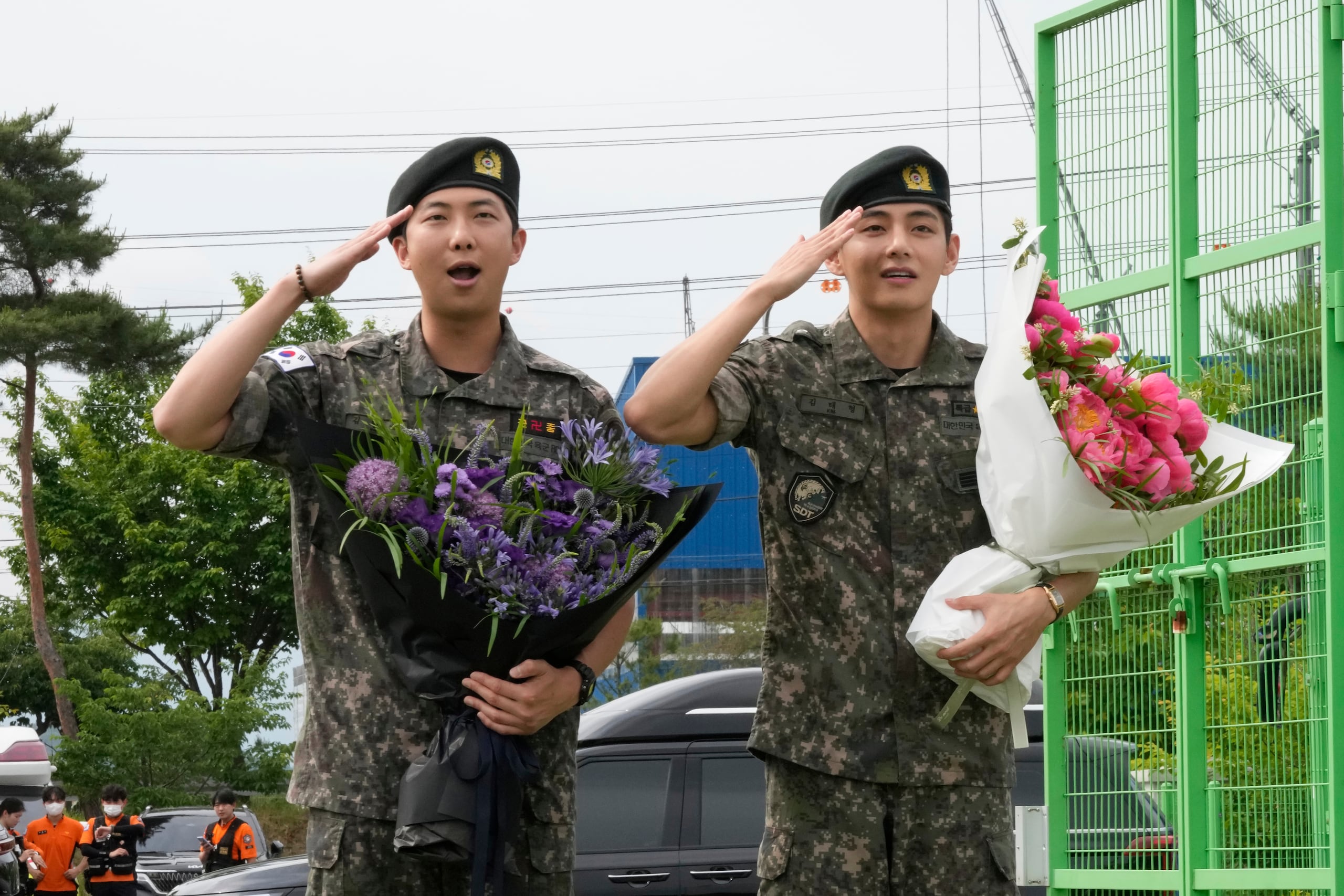 Los miembros de la banda de K-pop BTS, RM, a la izquierda, y V saludan después de ser dados de baja del servicio militar obligatorio en Chuncheon, Corea del Sur, el martes 10 de junio de 2025. (Foto AP/Ahn Young-joon)