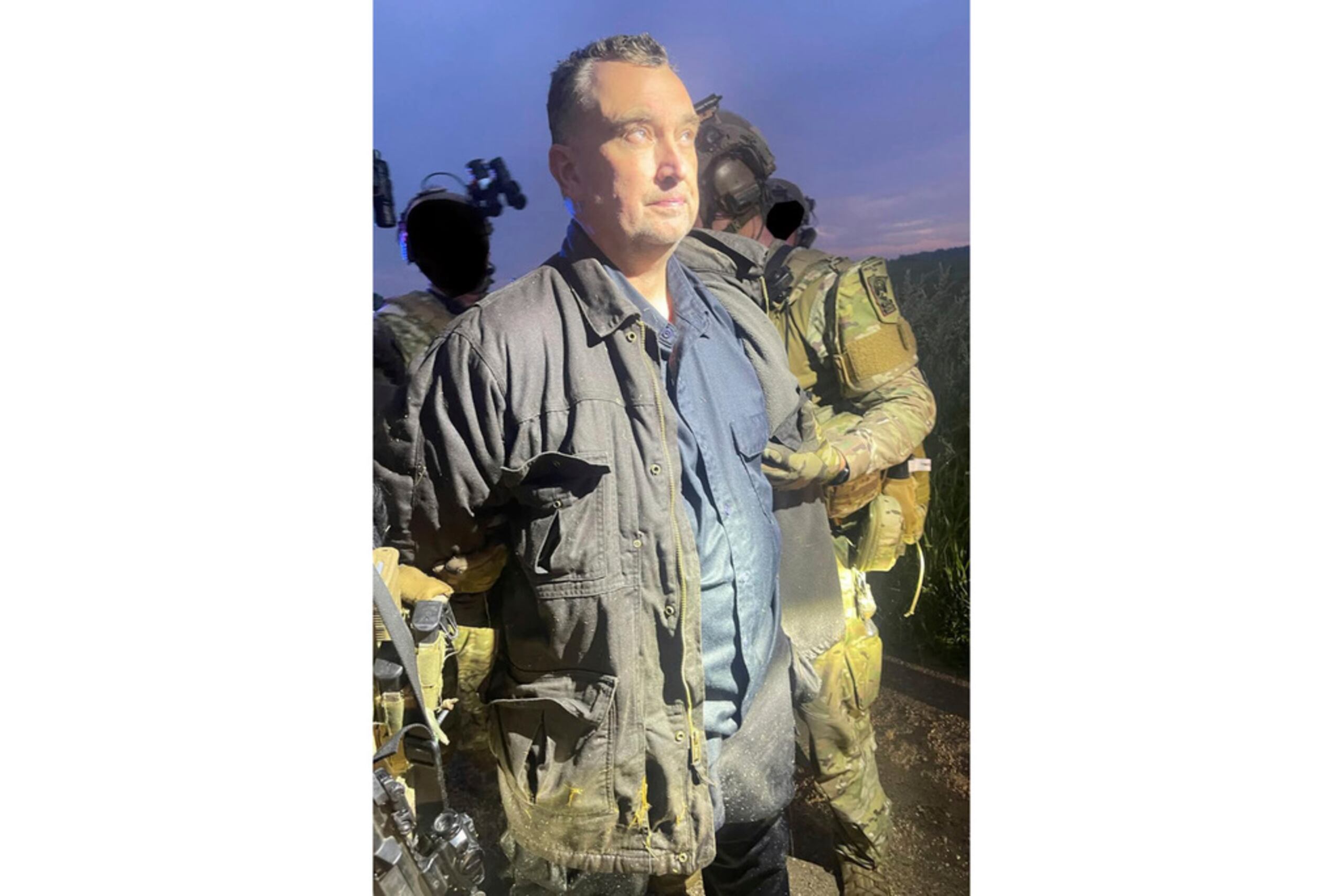 Esta fotografía difundida por el Departamento de Policía del condado Ramsey muestra a Vance Luther Boelter al ser arrestado el domingo, 15 de junio de 2025.