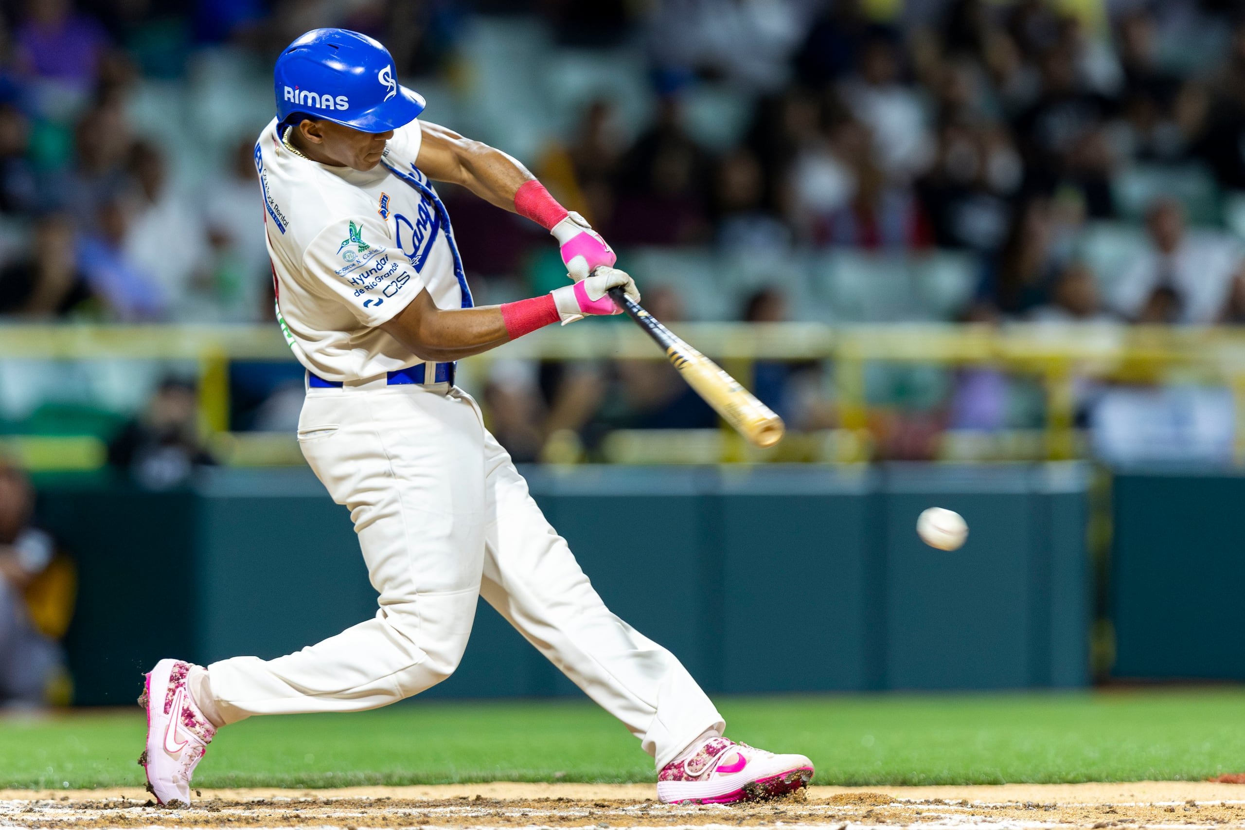 Johneswy Fargas, de los Cangrejeros de Santurce, en un turno al bate durante la temporada 2024-25 de la LBPRC.