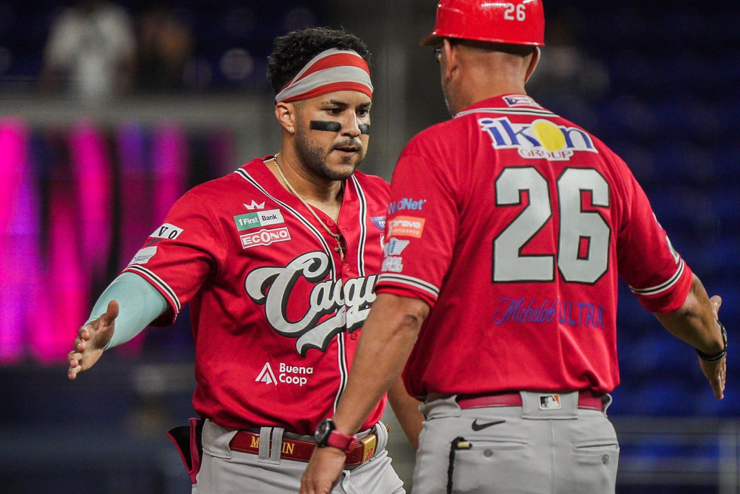 Vimael Machín, a la izquierda, de los Criollos de Caguas.