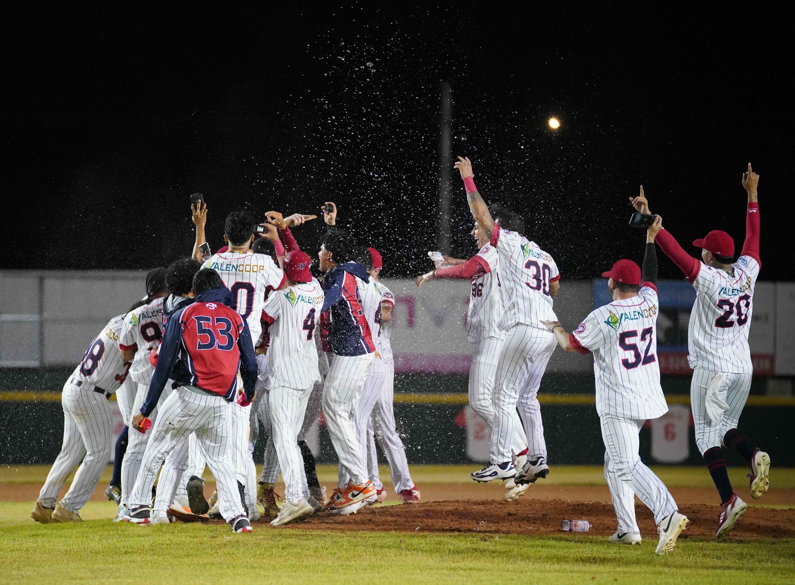 Los Mulos de Juncos celebran sobre el terreno de su Estadio Mariano "Niní" Meaux.