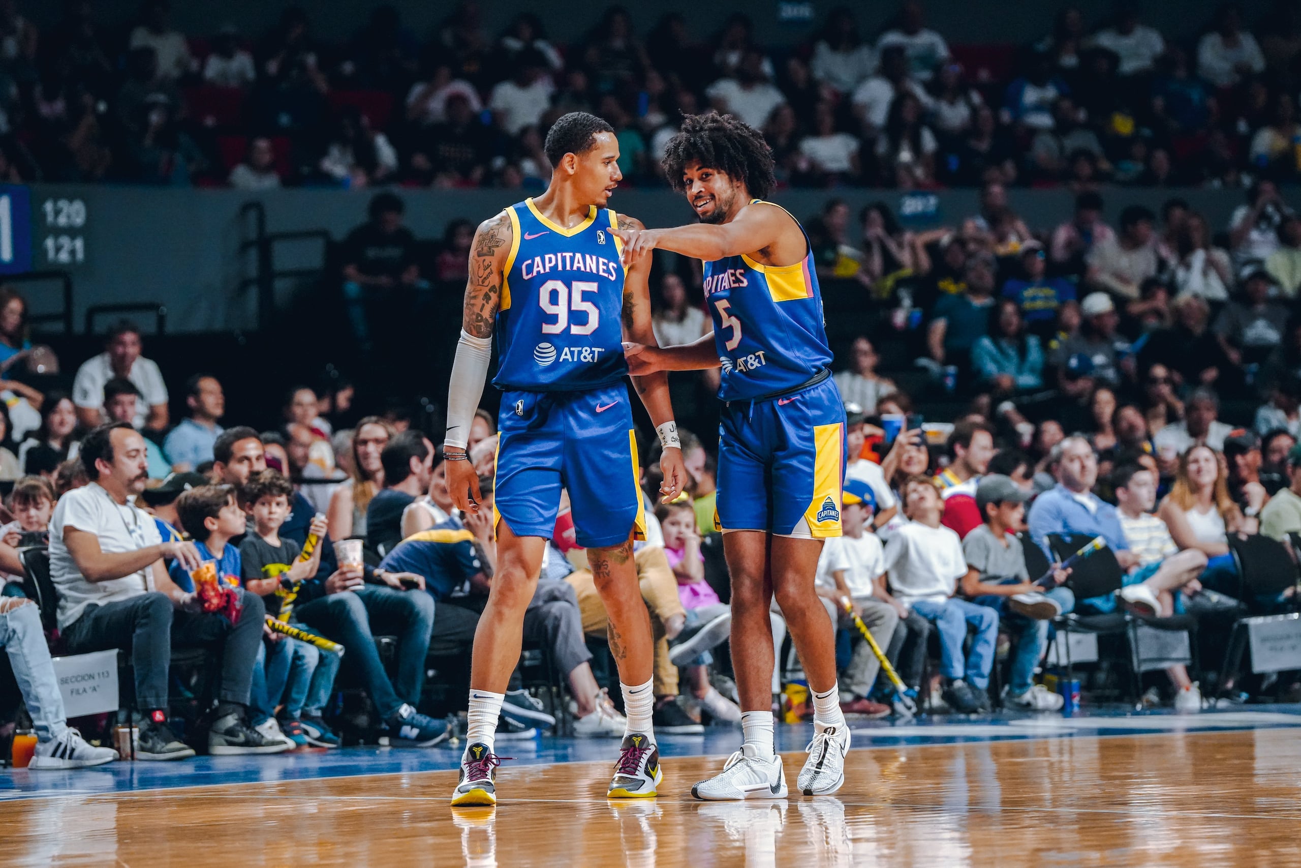 Ethan Thompson (derecha) junto a Juan Toscano-Anderson en uniforme de los Capitanes de Ciudad México.
