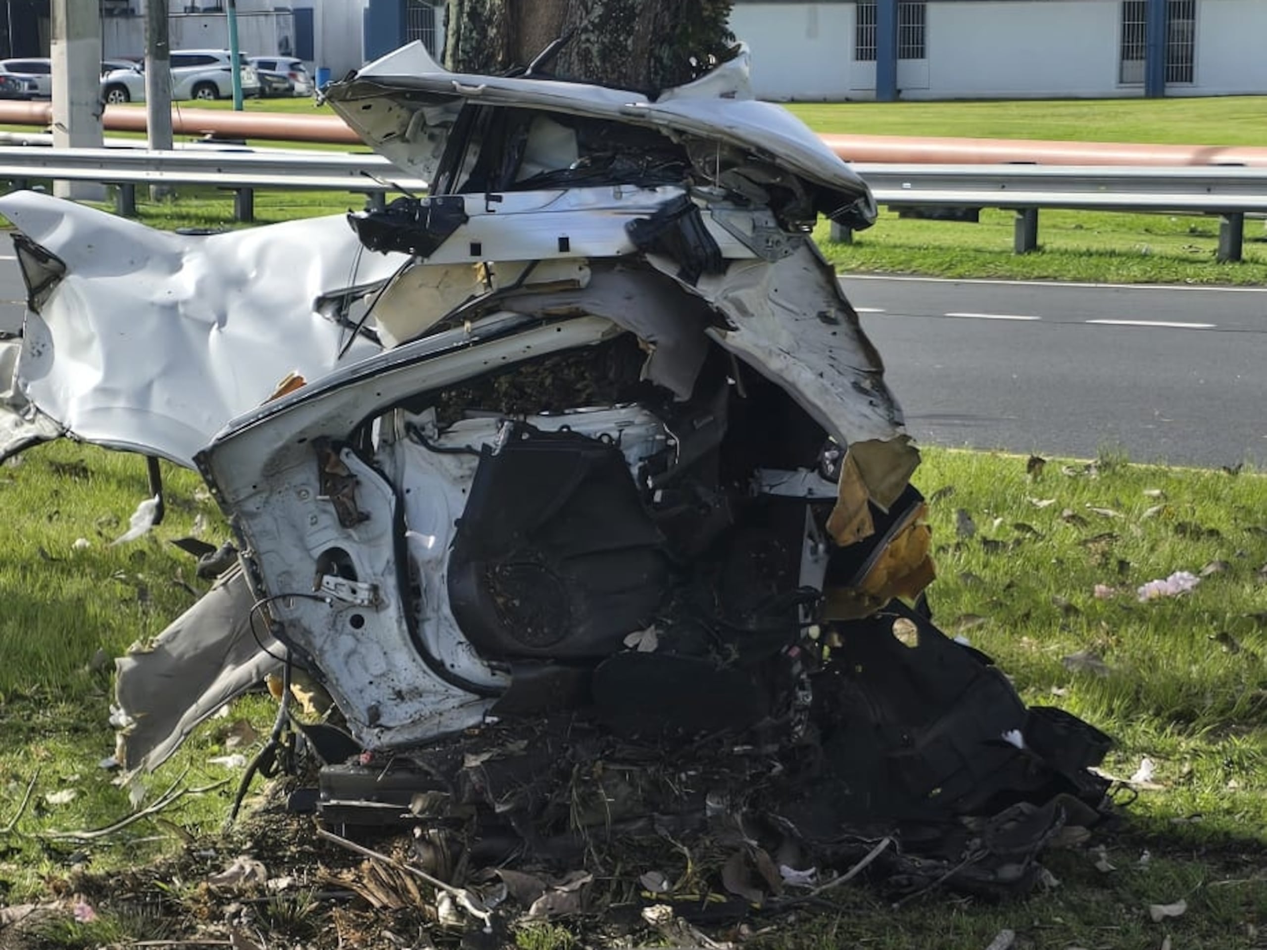 El auto, tras accidentarse en la PR-165, se dividió en tres partes.