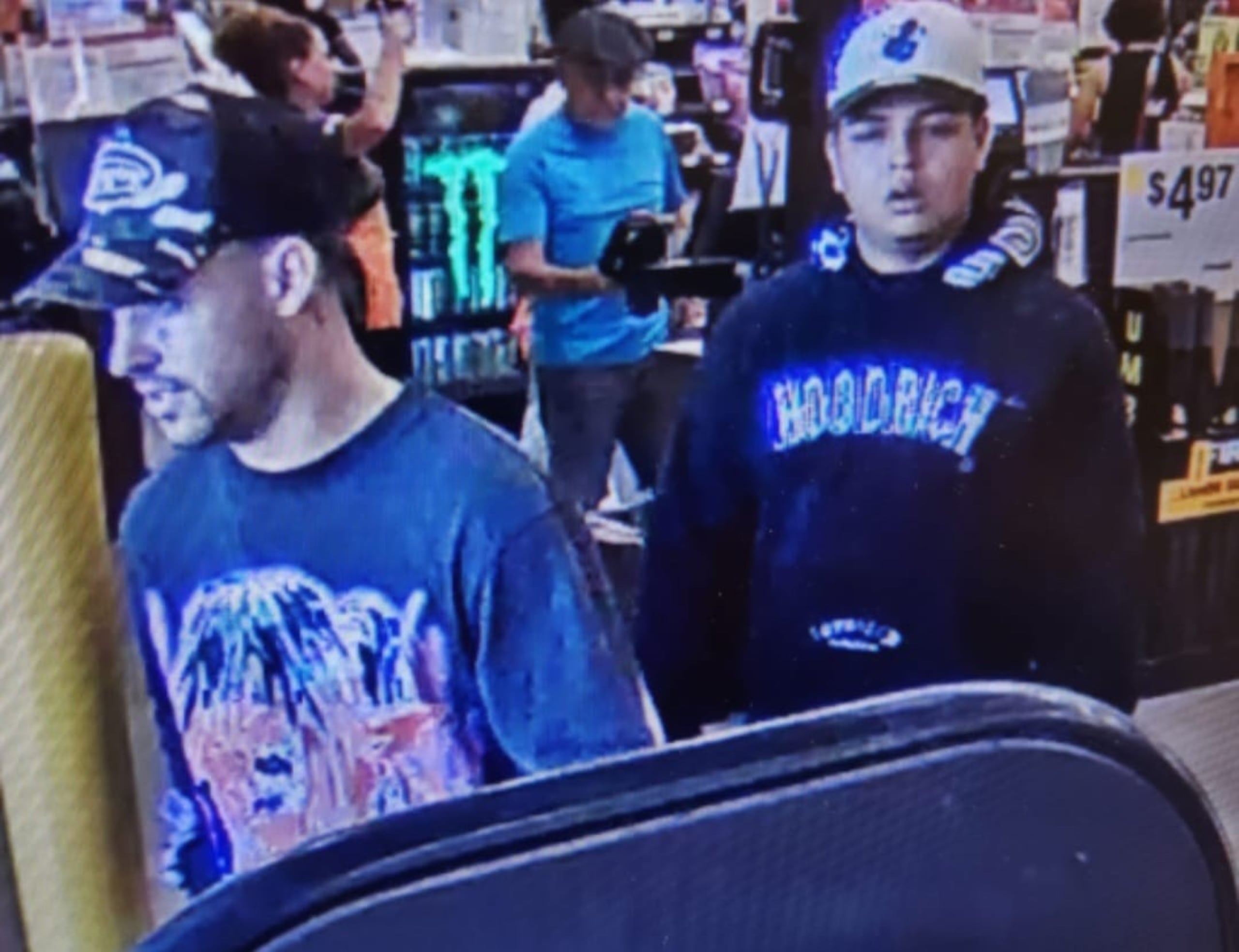 Estas imágenes fueron distribuídas por la Policía por ser considerados sospechosos de colocar "skimmers" en tiendas para robar datos bancarios de los consumidores.