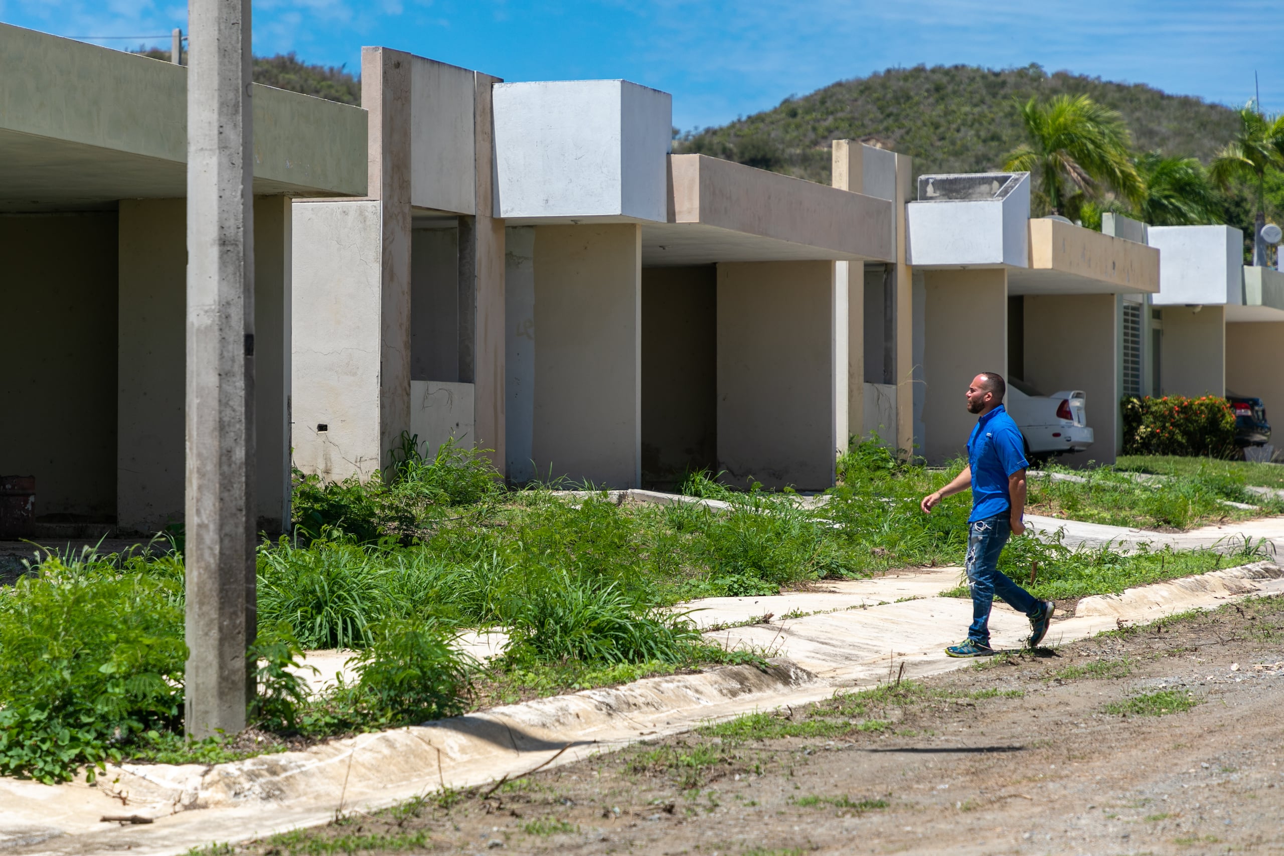 Los terrenos donde se ubica la comunidad Ciénaga, en el barrio Barinas, fueron declarados inestables debido a las fallas geológicas provocadas por los terremotos de 2020, según explicó el alcalde Ángel Torres Ortiz a Primera Hora en 2022. En la foto, el alcalde camina entre las residencias sin terminar de la urbanización Emerald View.