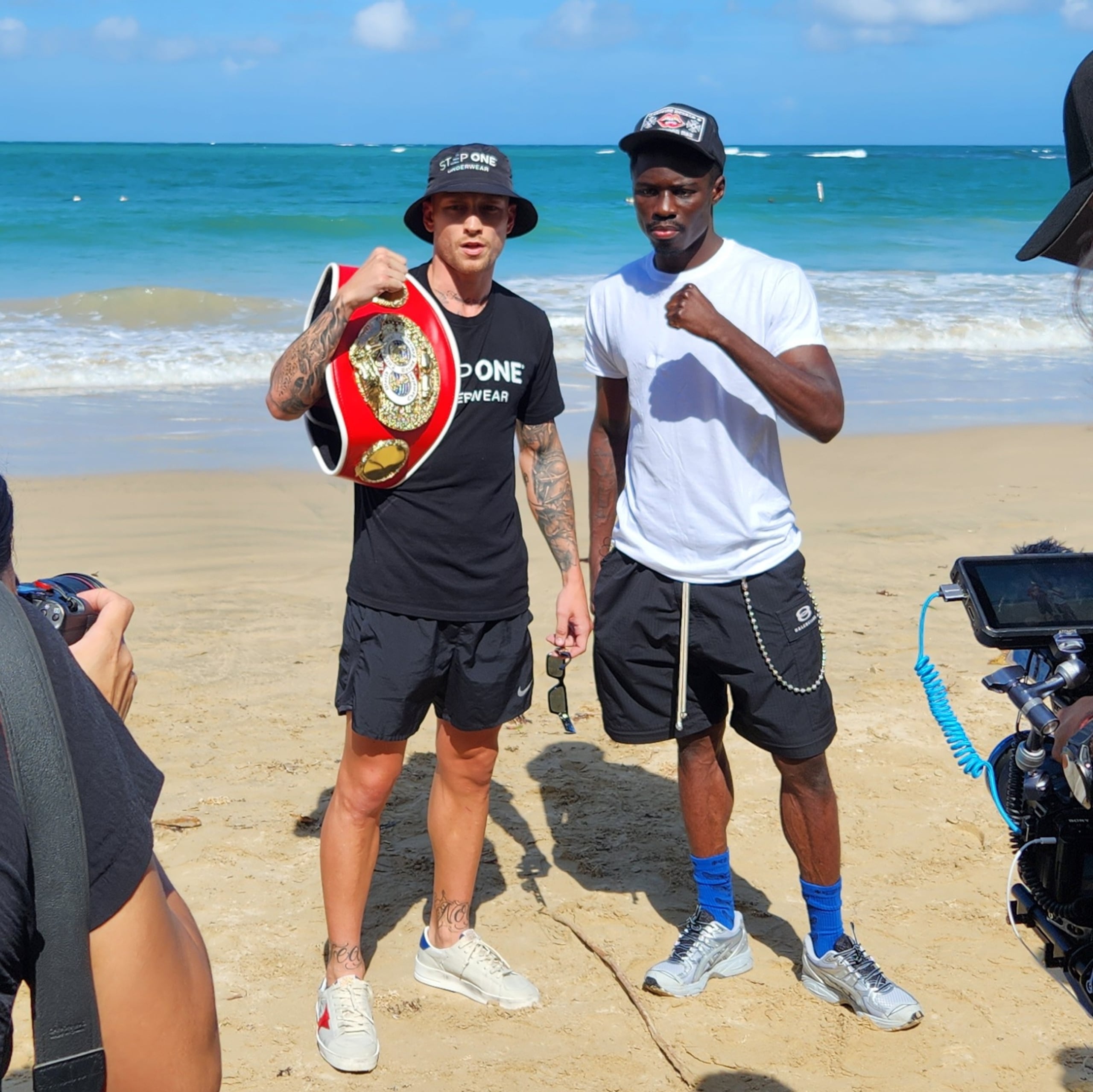 El autraliano Liam Paro (izquierda) defiende el sábado ante Richardson Hitchins (derecha) el título que le arrebató en junio al boricua Subriel Matías.