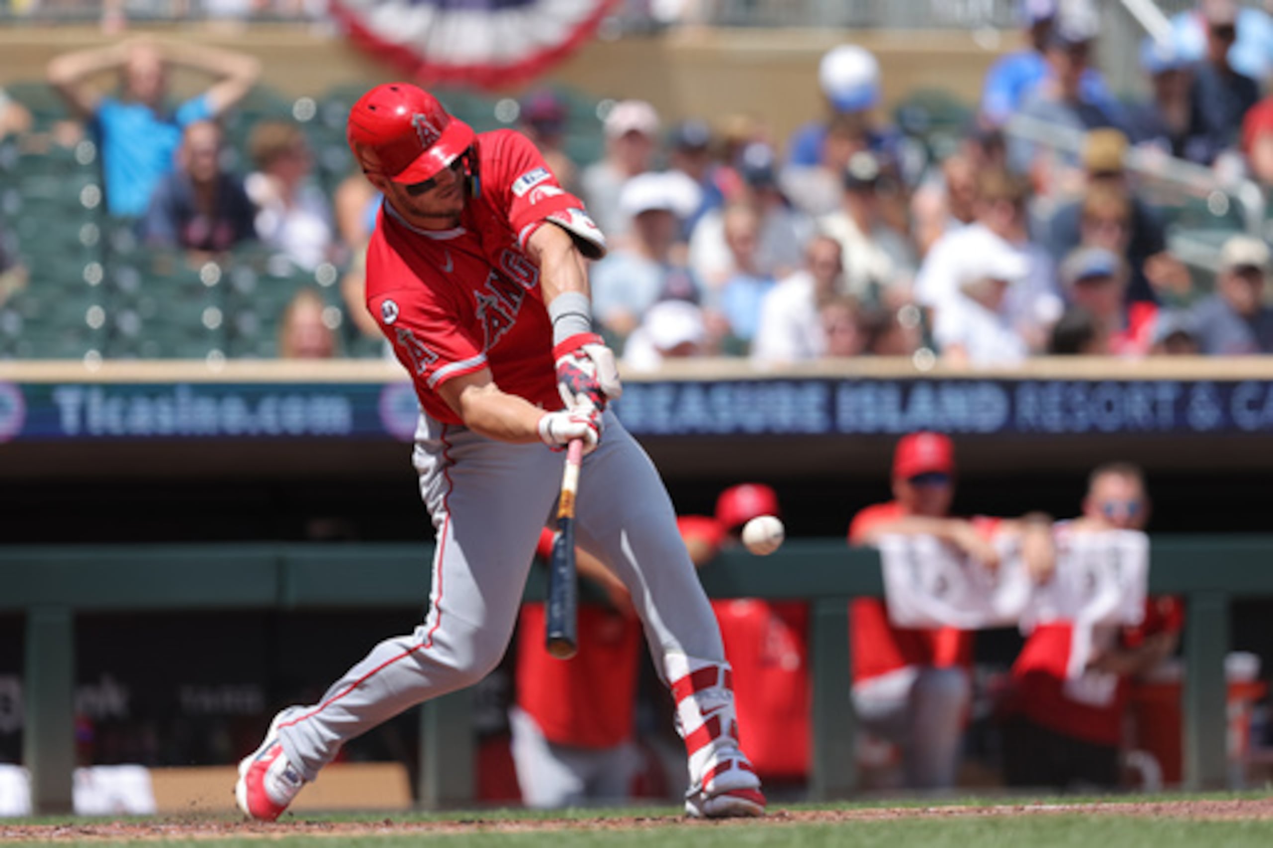 Mike Trout, de los Angels de Los Ángeles, batea un doble en la tercera entrada contra los Twins de Minnesota el sábado 11 de julio de 2026. (Foto AP/Bailey Hillesheim)