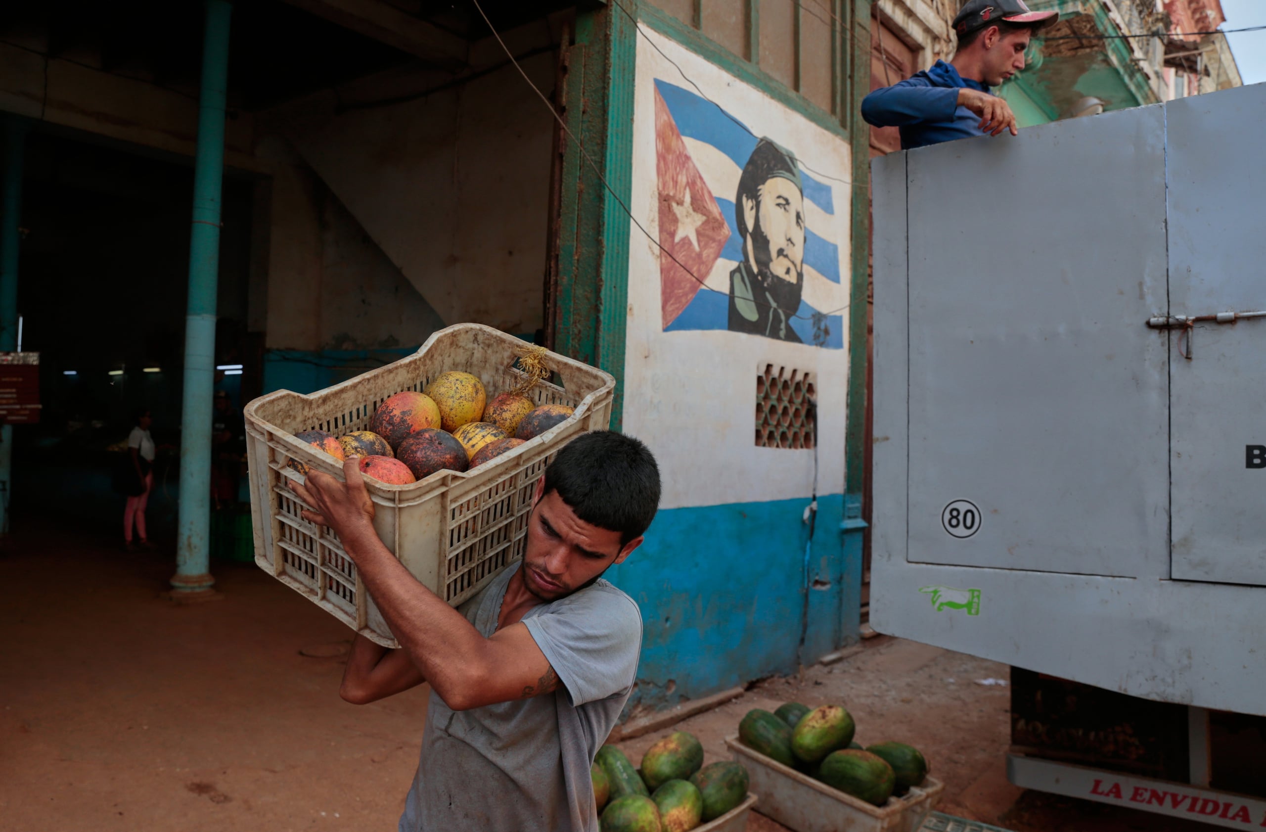 Un trabajador descarga cajas de fruta en un mercado estatal en La Habana, Cuba, el miércoles 17 de junio de 2026. (Foto AP/Jorge Luis Baños)