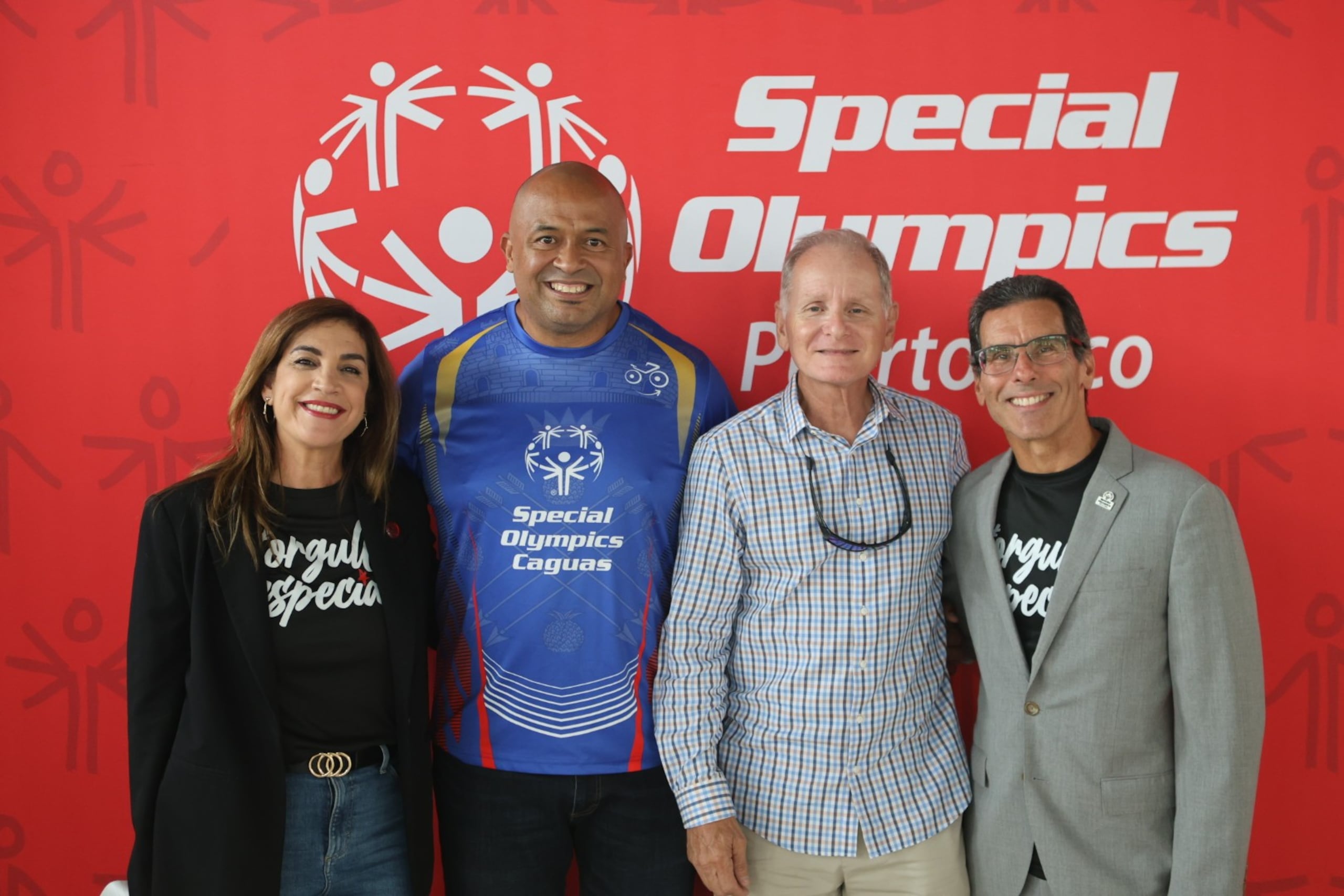 De izquierda a derecha, Mayra Meléndez (directora ejecutiva), Víctor Rivera y Rafael Falero a quienes se le dedican los juegos, y Arnaldo Pérez, presidente de Special Olympics Puerto Rico.