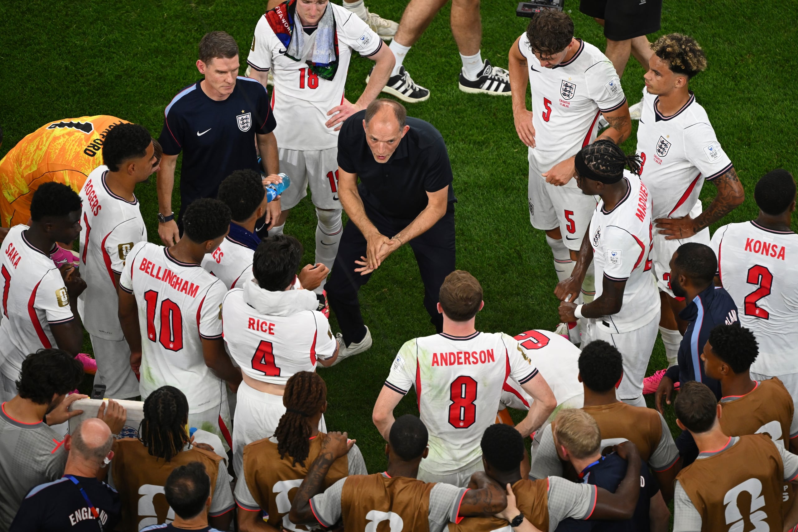 El selecciondor de Inglaterra Thomas Tuchel brinda instrucciones a sus jugadores durante el partido contra Croacia en el Grupo L, el miércoles 17 de junio de 2026, en Arlington, Texas. (AP Foto/Jessica Tobias)