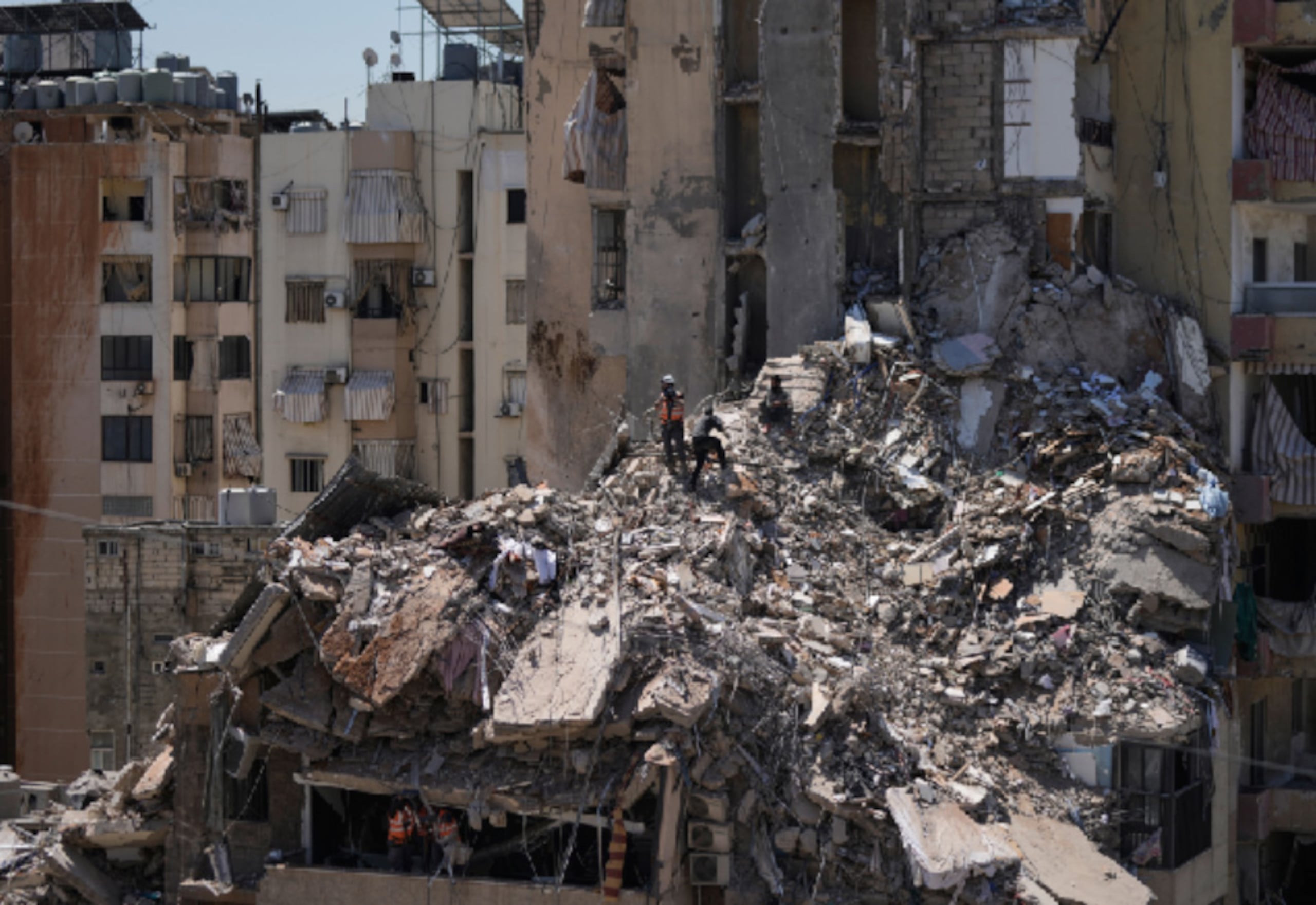 Rescatistas buscan entre los escombros de un edificio destruido por un ataque aéreo israelí el día anterior en Dahiyeh, en los suburbios al sur de Beirut, Líbano, el jueves 7 de mayo de 2026. (AP Foto/Bilal Hussein)